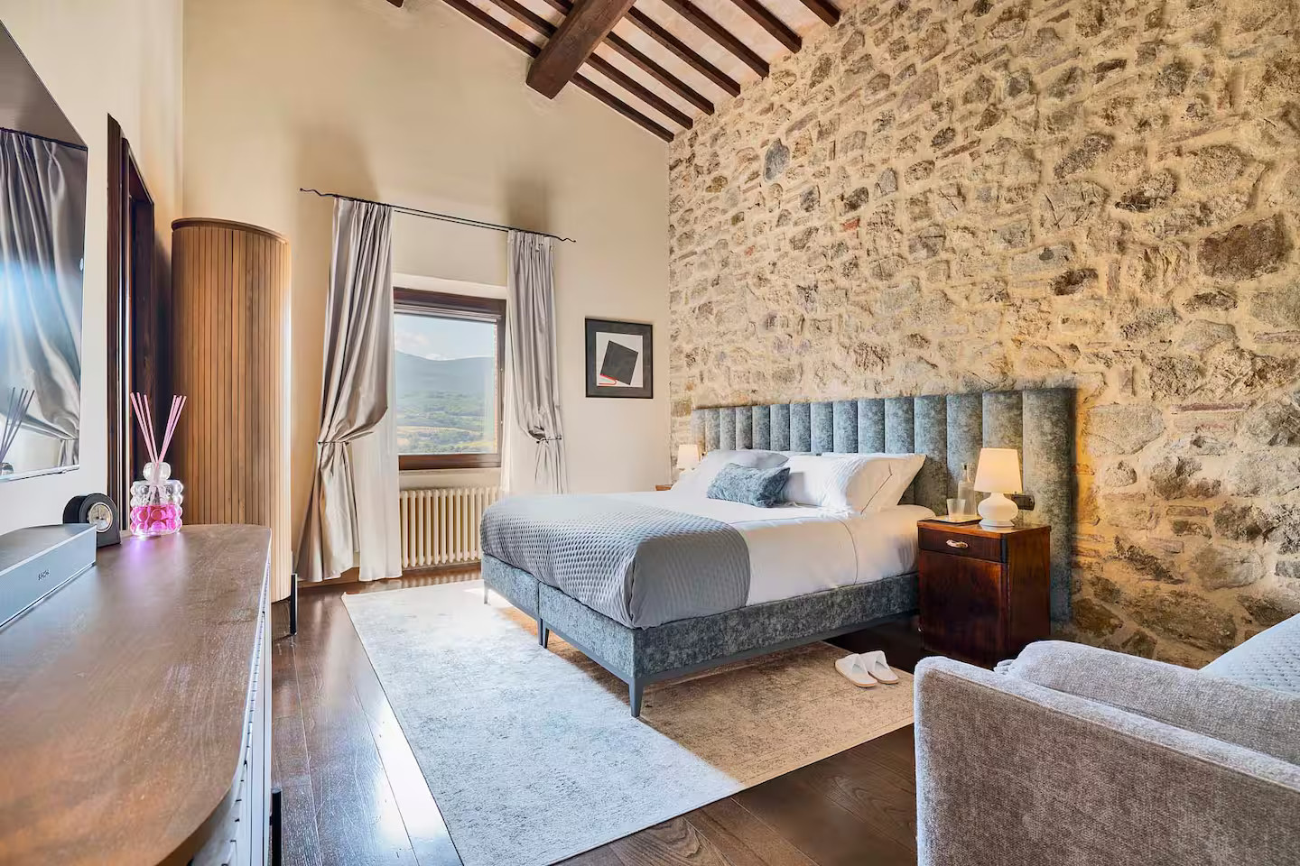 chambre avec poutres et mur pierres maison en pierres Toscane Italie chambre avec poutres et mur pierres maison en pierres Toscane Italie