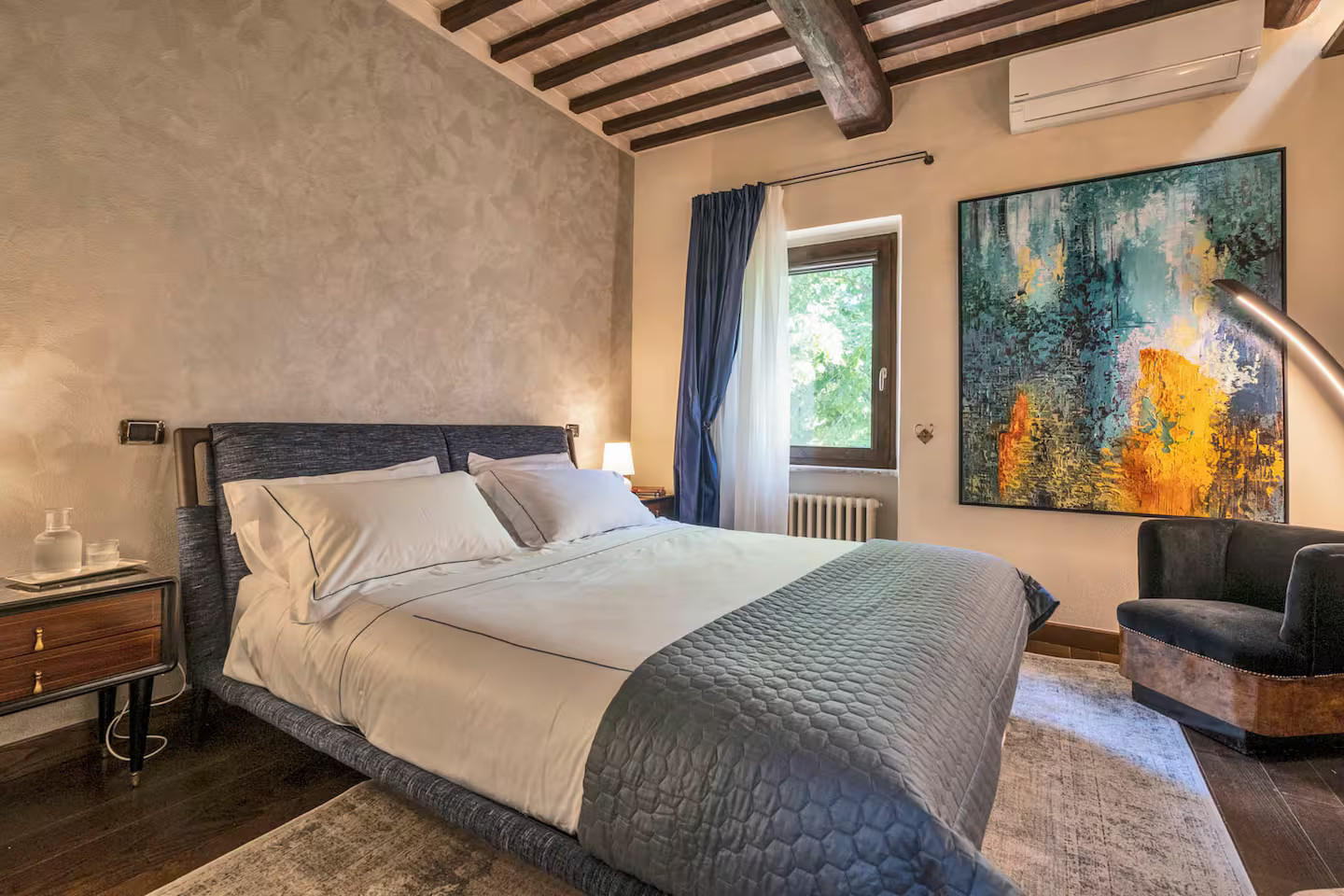 chambre avec poutres décoration contemporaine maison en pierres Toscane Italie chambre avec poutres décoration contemporaine maison en pierres Toscane Italie