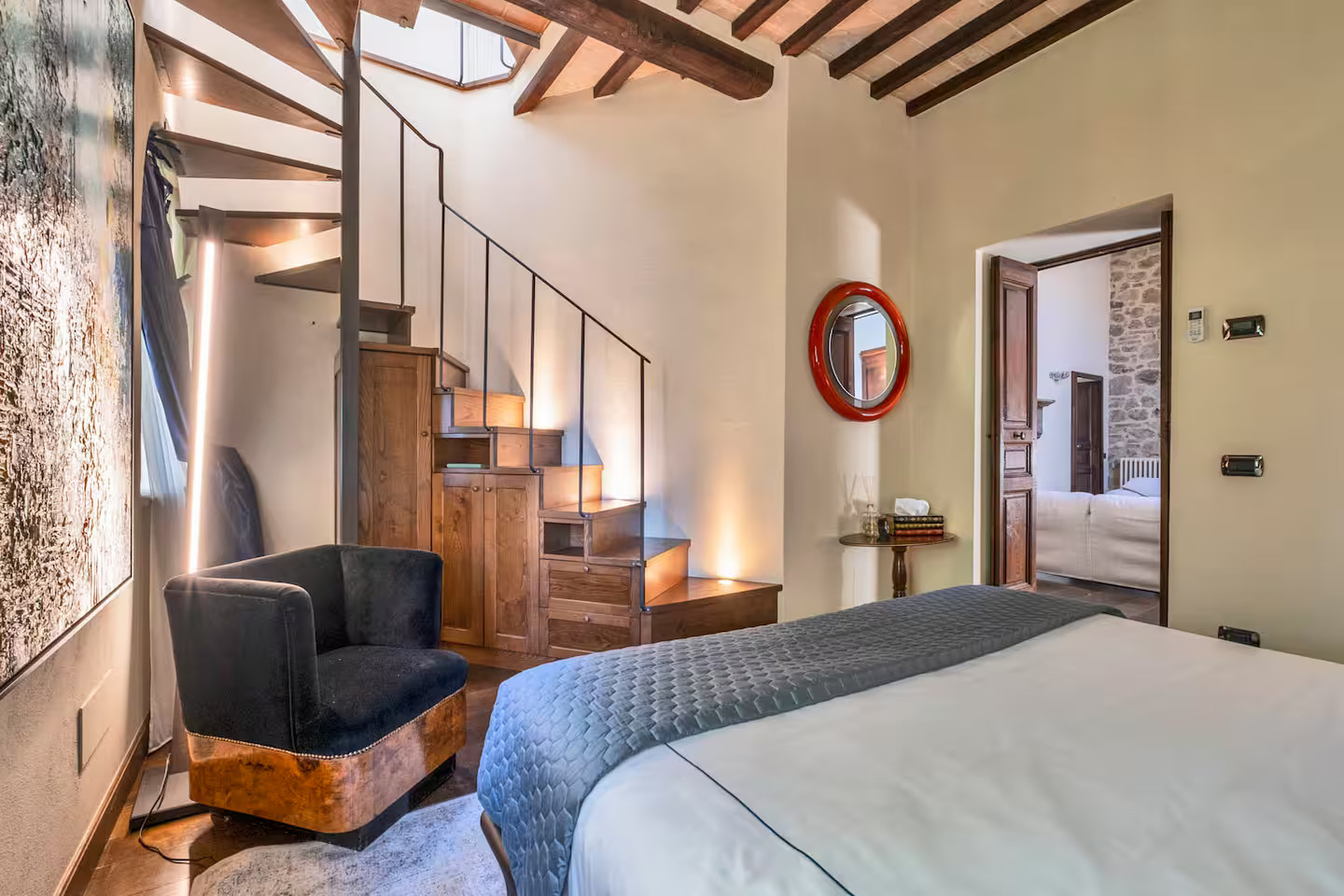 chambre avec poutres et escalier maison en pierres Toscane Italie chambre avec poutres et escalier maison en pierres Toscane Italie