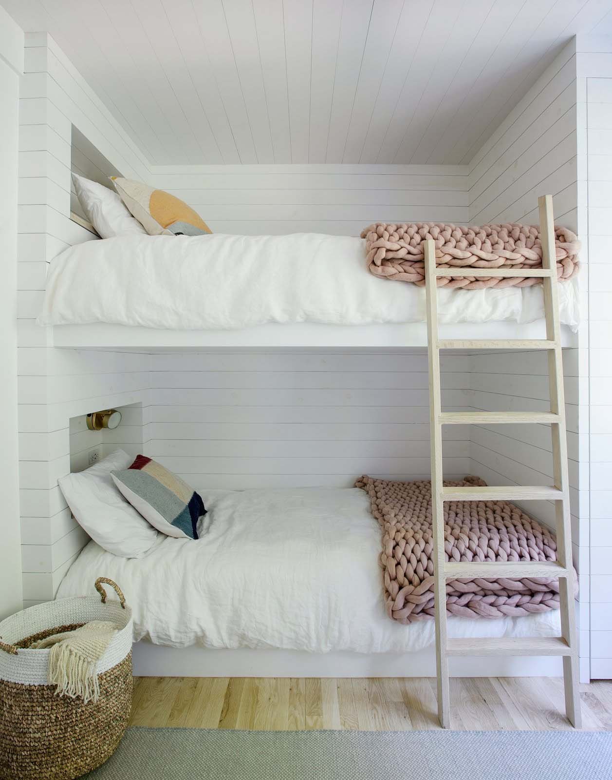 chambre lits superposés décoration contemporaine naturelle et neutre maison de plage Hamptons