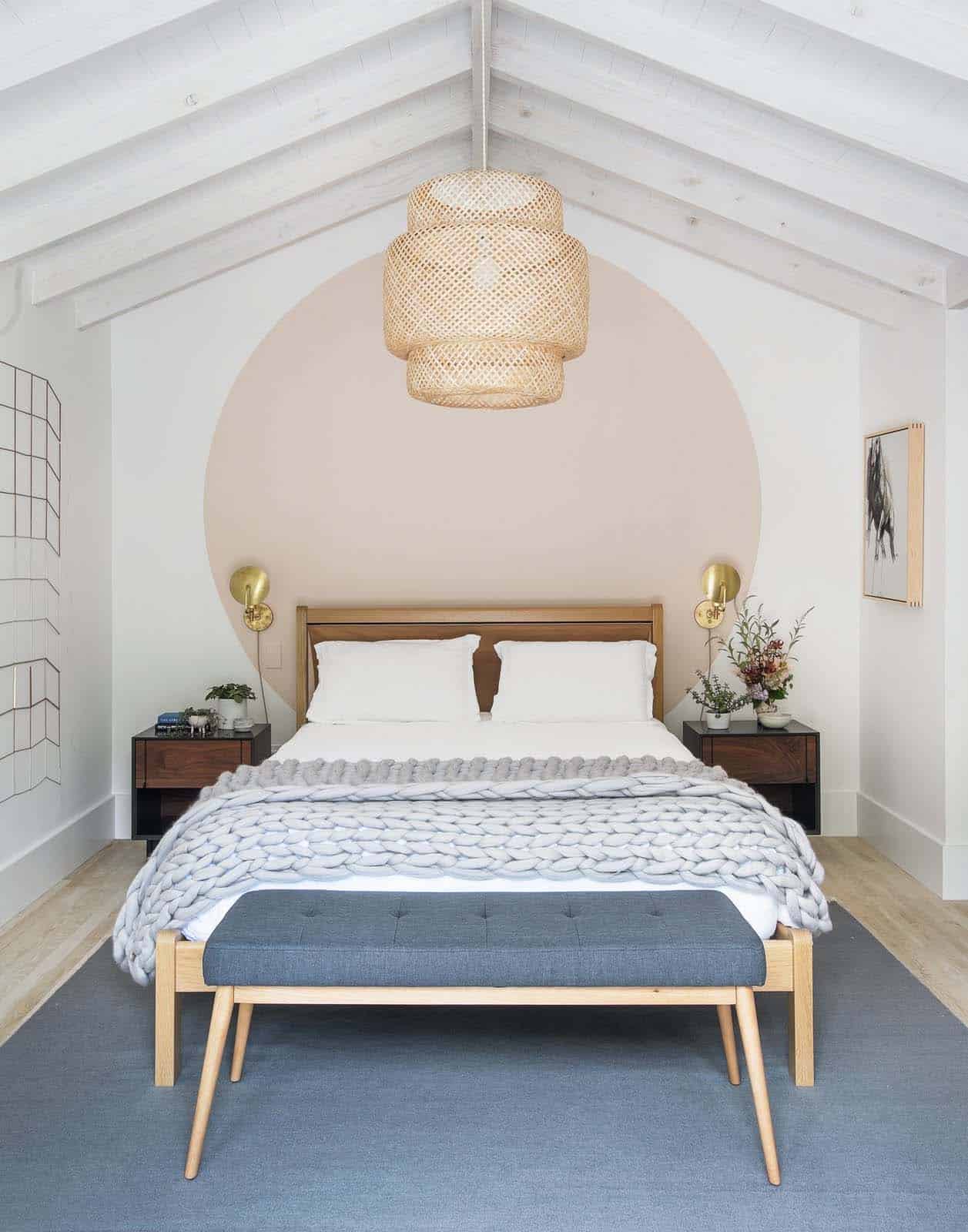 chambre avec poutres blanches décoration contemporaine naturelle et neutre maison de plage Hamptons