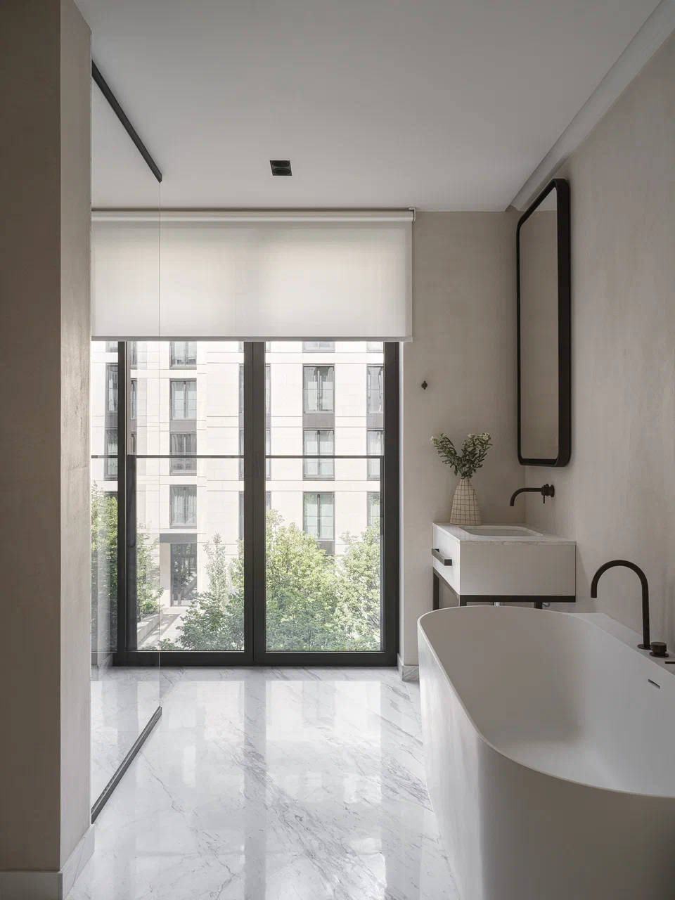 salle de bain avec baignoire îlot décoration contemporaine et art déco
