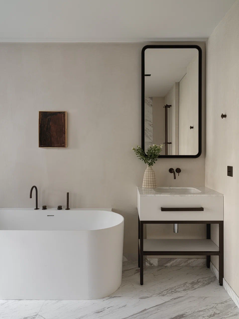 salle de bain avec baignoire îlot décoration contemporaine et art déco