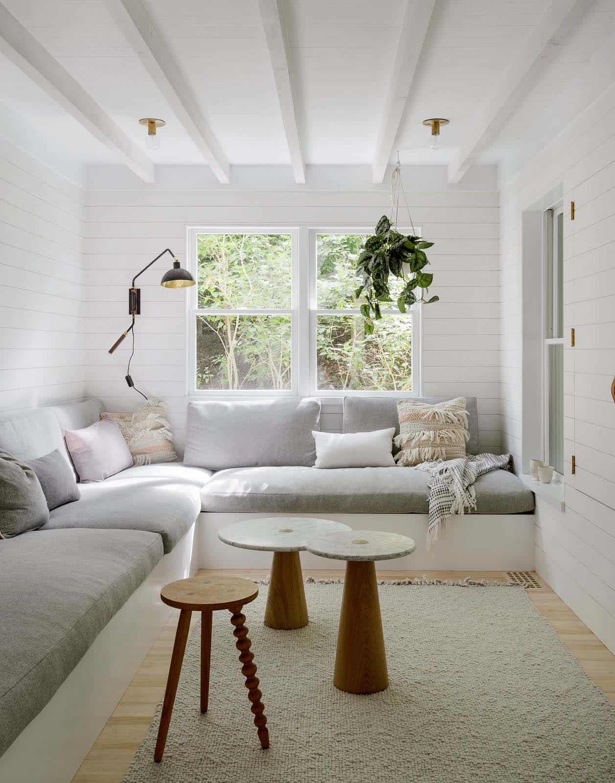 salon canapé maçonné décoration contemporaine naturelle et neutre maison de plage Hamptons