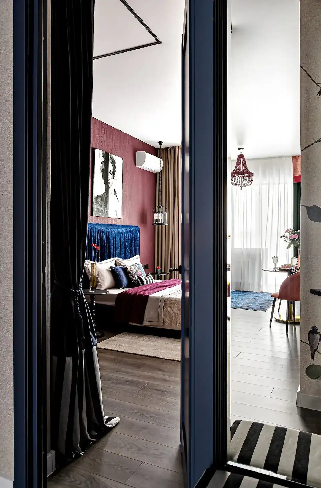 chambre lit bleu mur bordeaux appartement de 45m2 décoration maximaliste et colorée chambre lit bleu mur bordeaux appartement de 45m2 décoration maximaliste et colorée