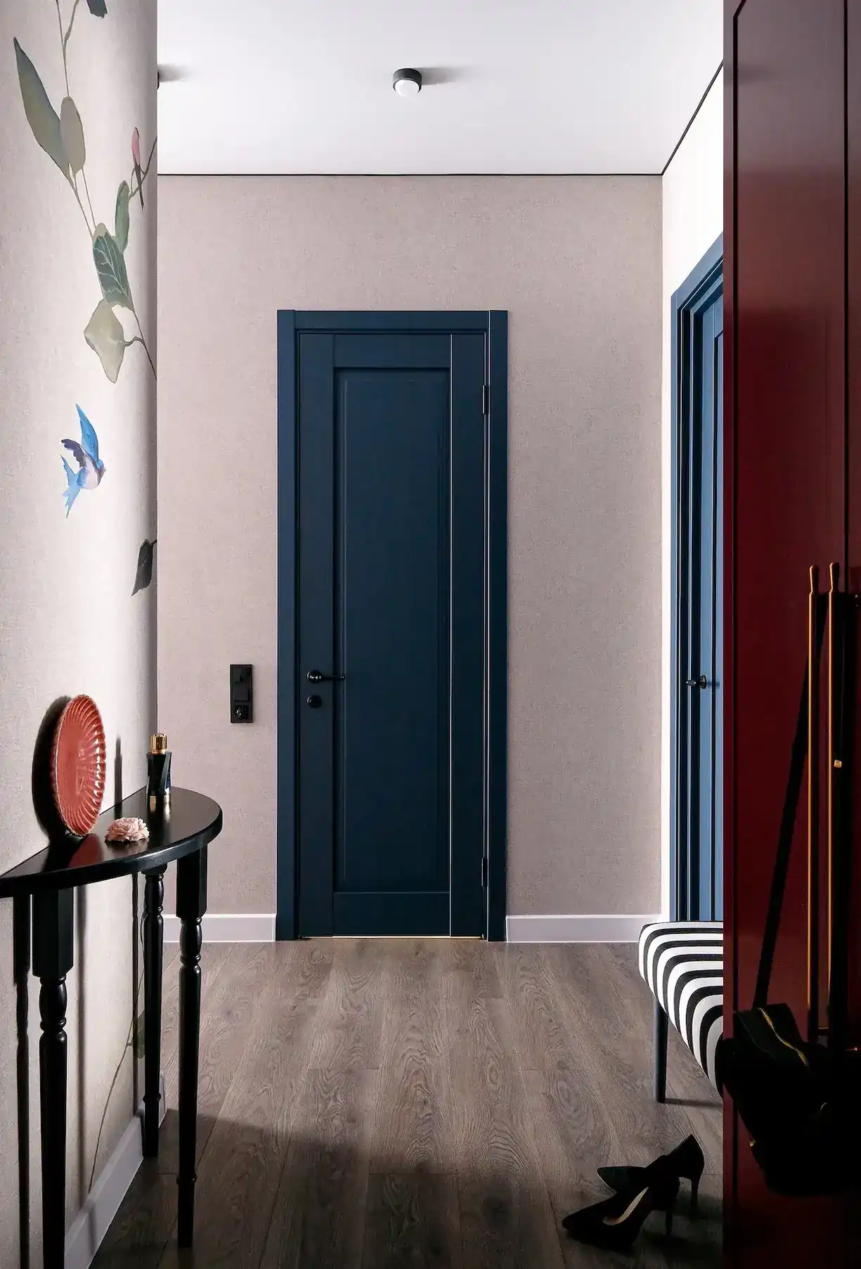 entrée banc rayé placard rouge appartement de 45m2 décoration maximaliste et colorée entrée banc rayé placard rouge appartement de 45m2 décoration maximaliste et colorée