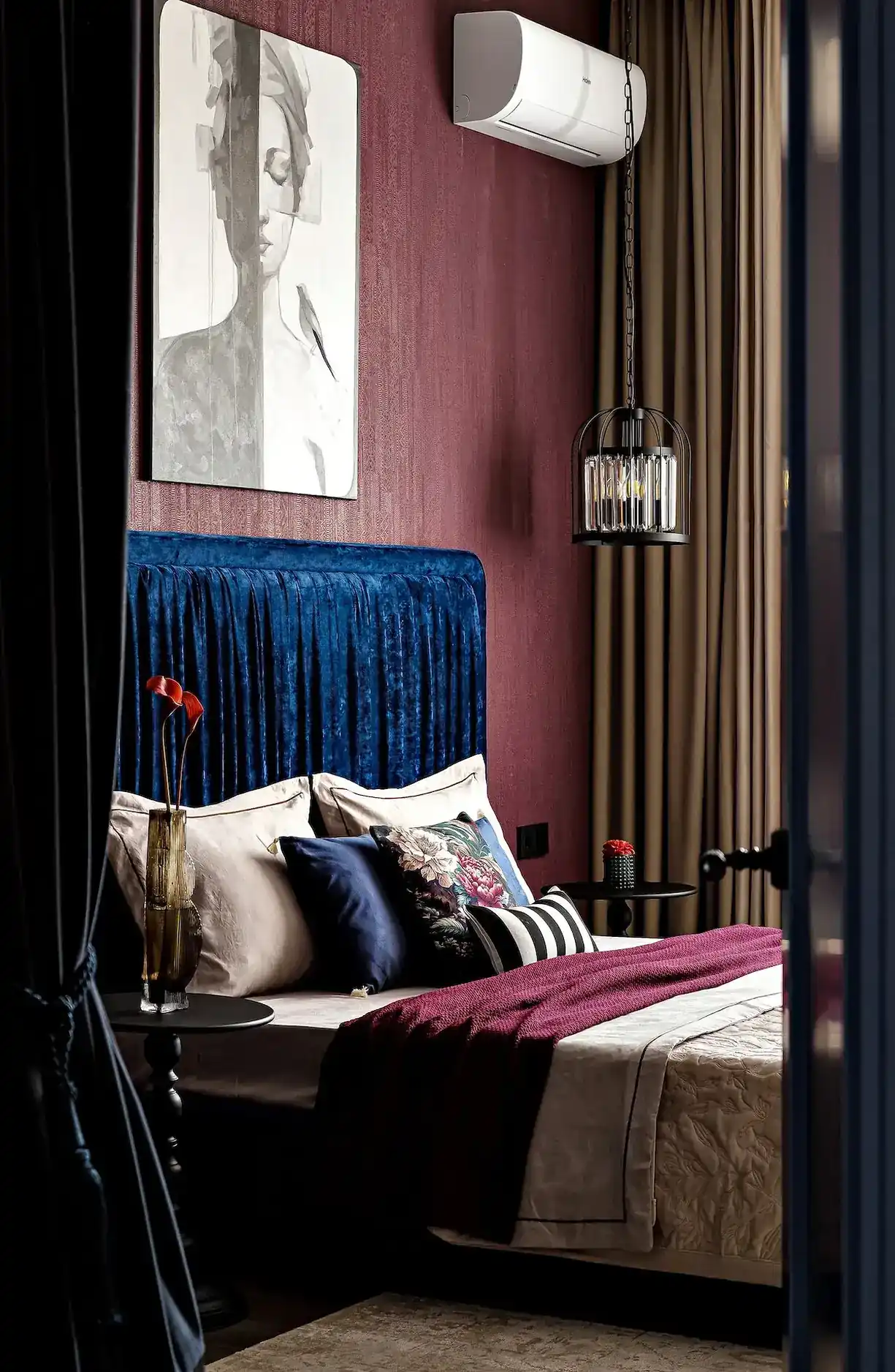 chambre lit bleu mur bordeaux appartement de 45m2 décoration maximaliste et colorée chambre lit bleu mur bordeaux appartement de 45m2 décoration maximaliste et colorée
