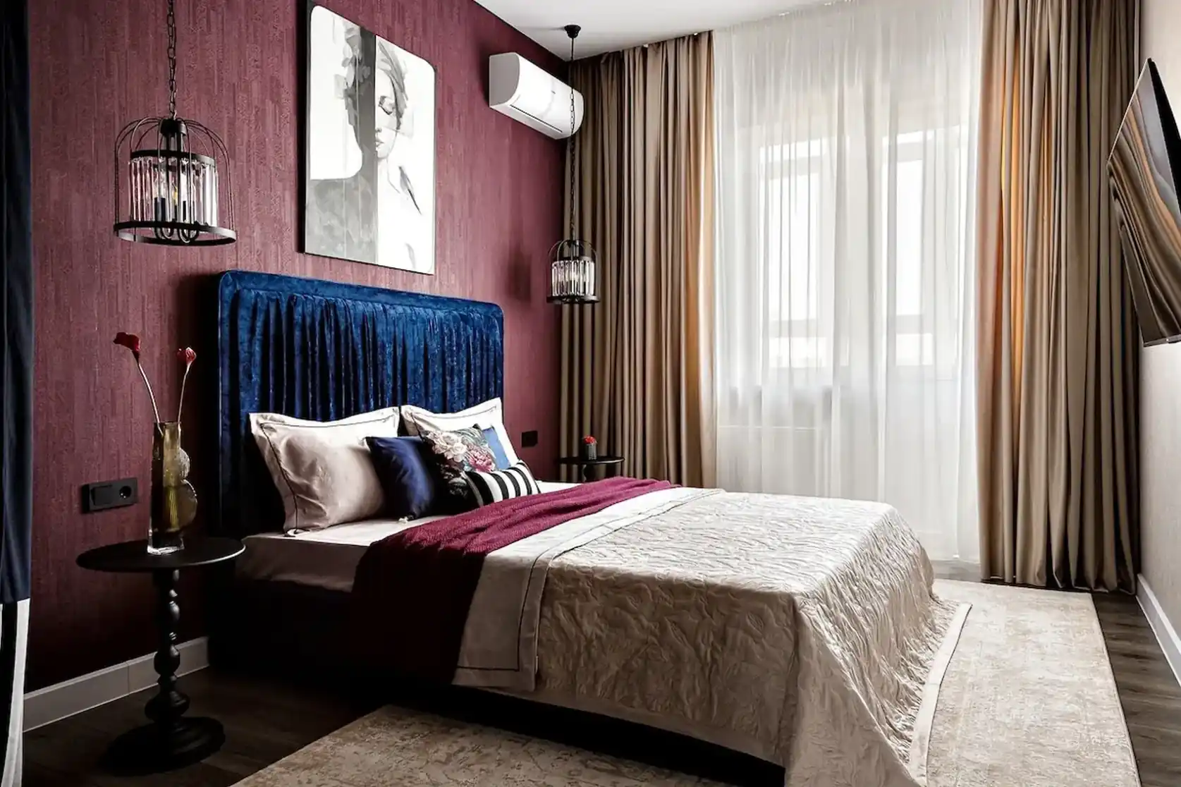 chambre lit bleu mur bordeaux appartement de 45m2 décoration maximaliste et colorée chambre lit bleu mur bordeaux appartement de 45m2 décoration maximaliste et colorée