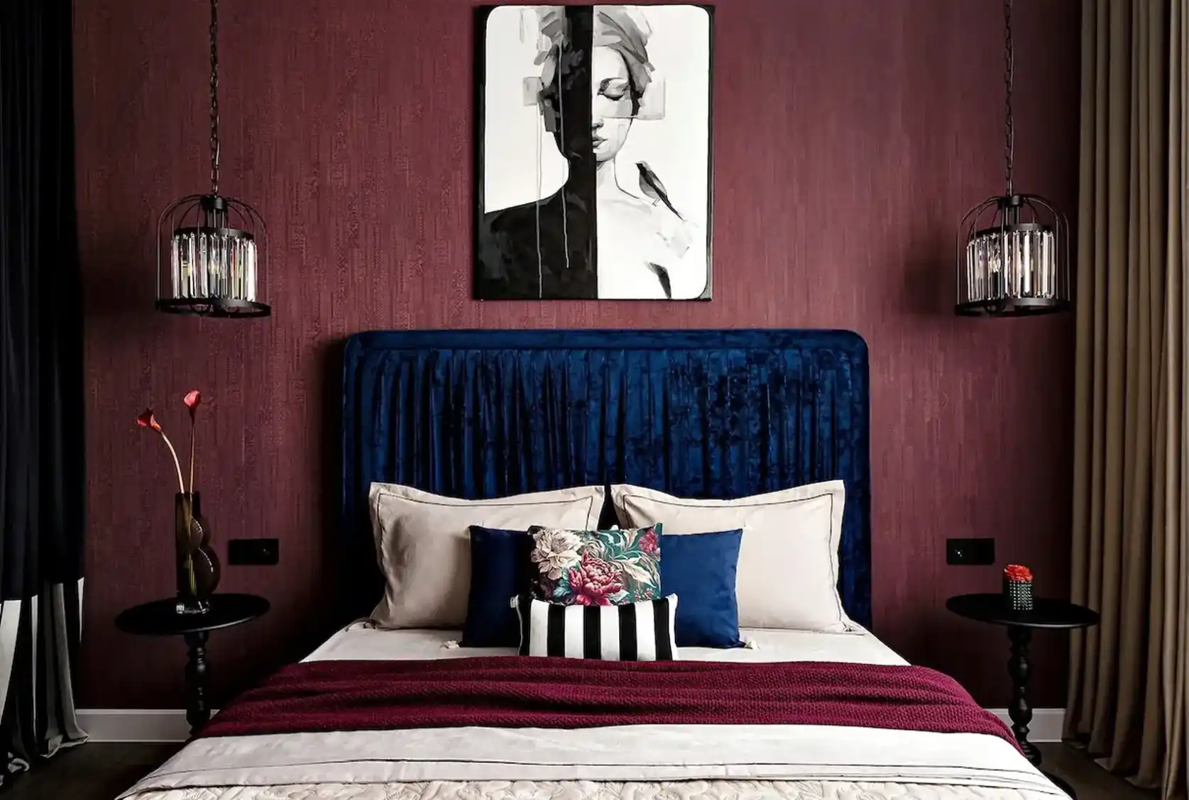 chambre lit bleu mur bordeaux appartement de 45m2 décoration maximaliste et colorée chambre lit bleu mur bordeaux appartement de 45m2 décoration maximaliste et colorée