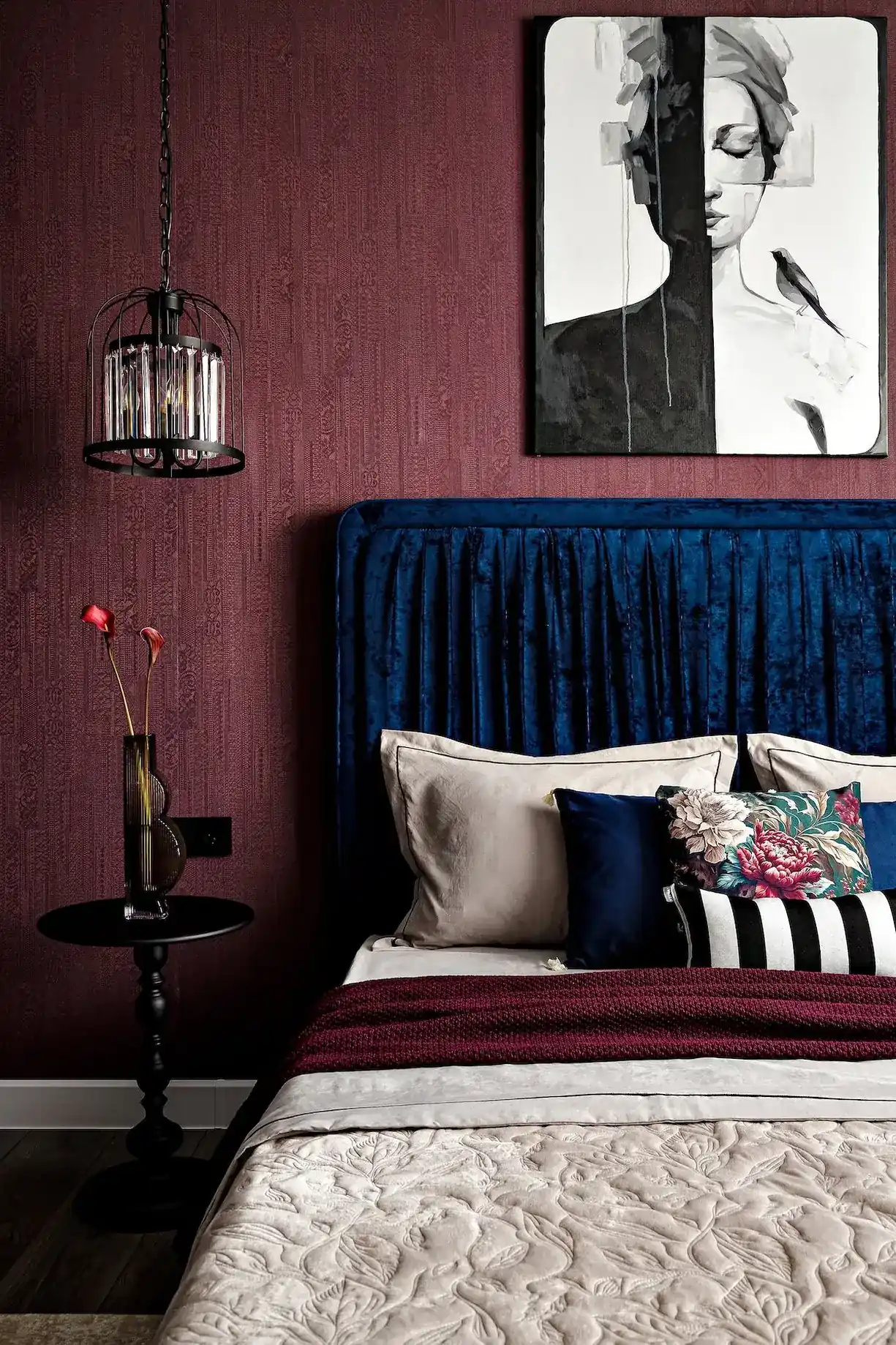 chambre lit bleu mur bordeaux appartement de 45m2 décoration maximaliste et colorée chambre lit bleu mur bordeaux appartement de 45m2 décoration maximaliste et colorée