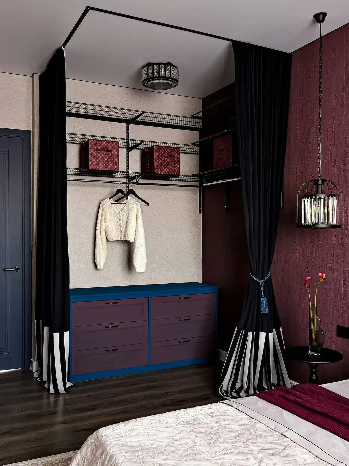 dressing fermé par rideau dans chambre lit bleu mur bordeaux appartement de 45m2 décoration maximaliste et colorée dressing fermé par rideau dans chambre lit bleu mur bordeaux appartement de 45m2 décoration maximaliste et colorée