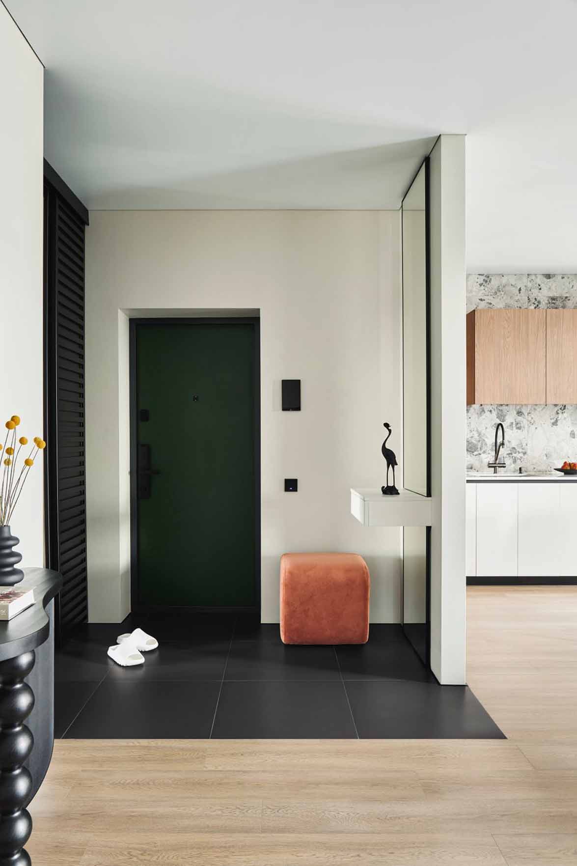 entrée avec pouf orange appartement 105m2 décoration contemporaine entrée avec pouf orange appartement 105m2 décoration contemporaine