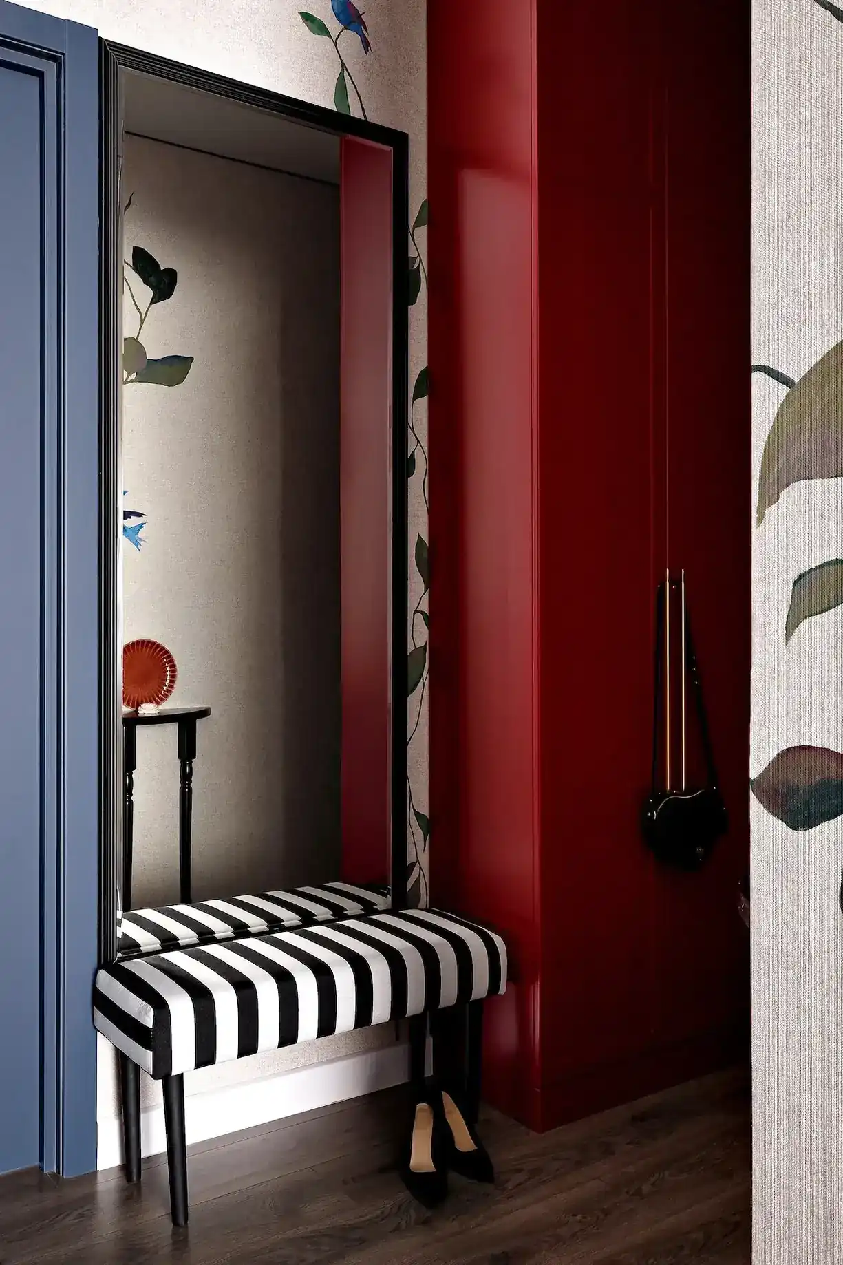 entrée banc rayé placard rouge appartement de 45m2 décoration maximaliste et colorée entrée banc rayé placard rouge appartement de 45m2 décoration maximaliste et colorée