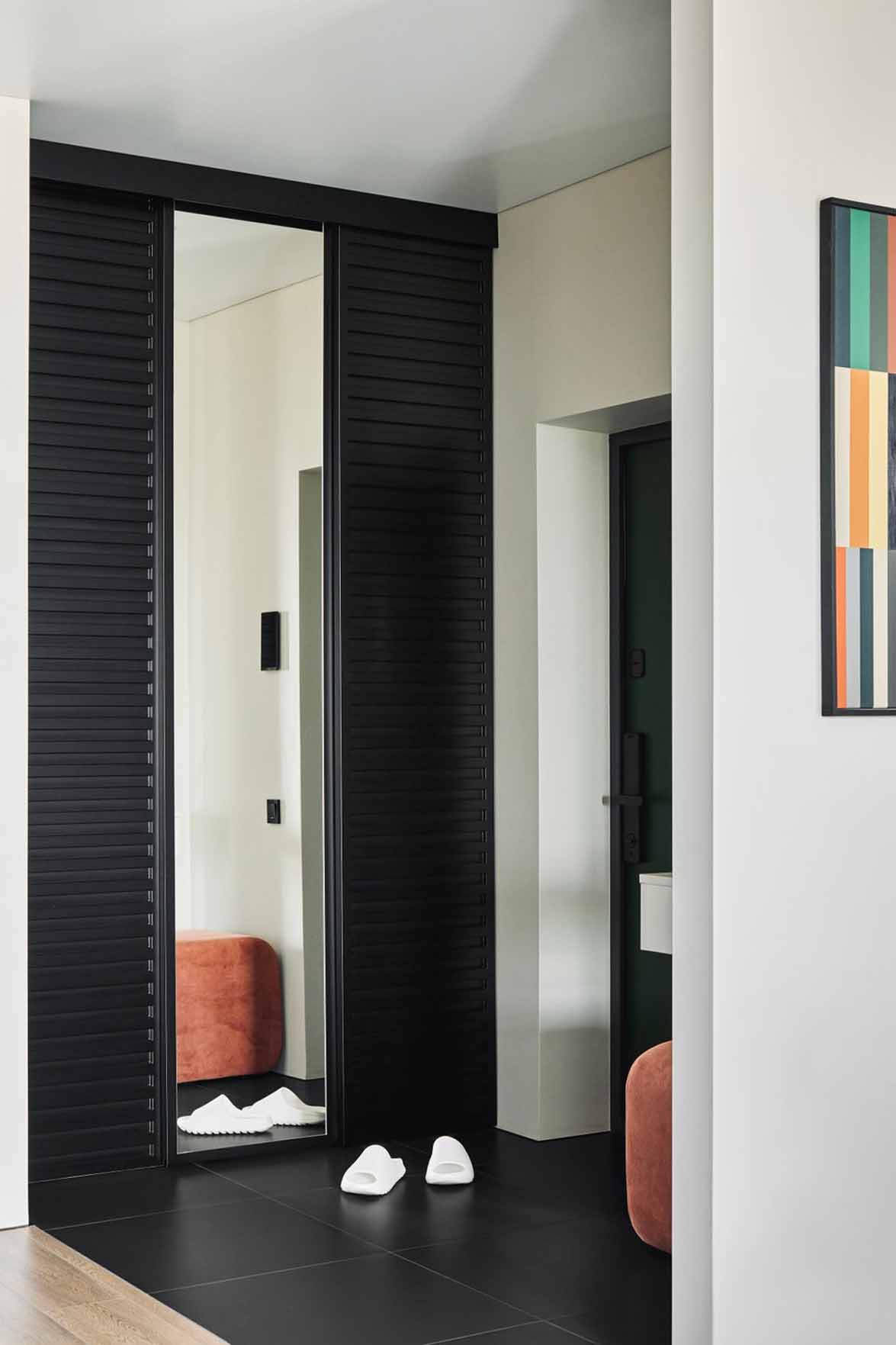 entrée avec pouf orange appartement 105m2 décoration contemporaine entrée avec pouf orange appartement 105m2 décoration contemporaine