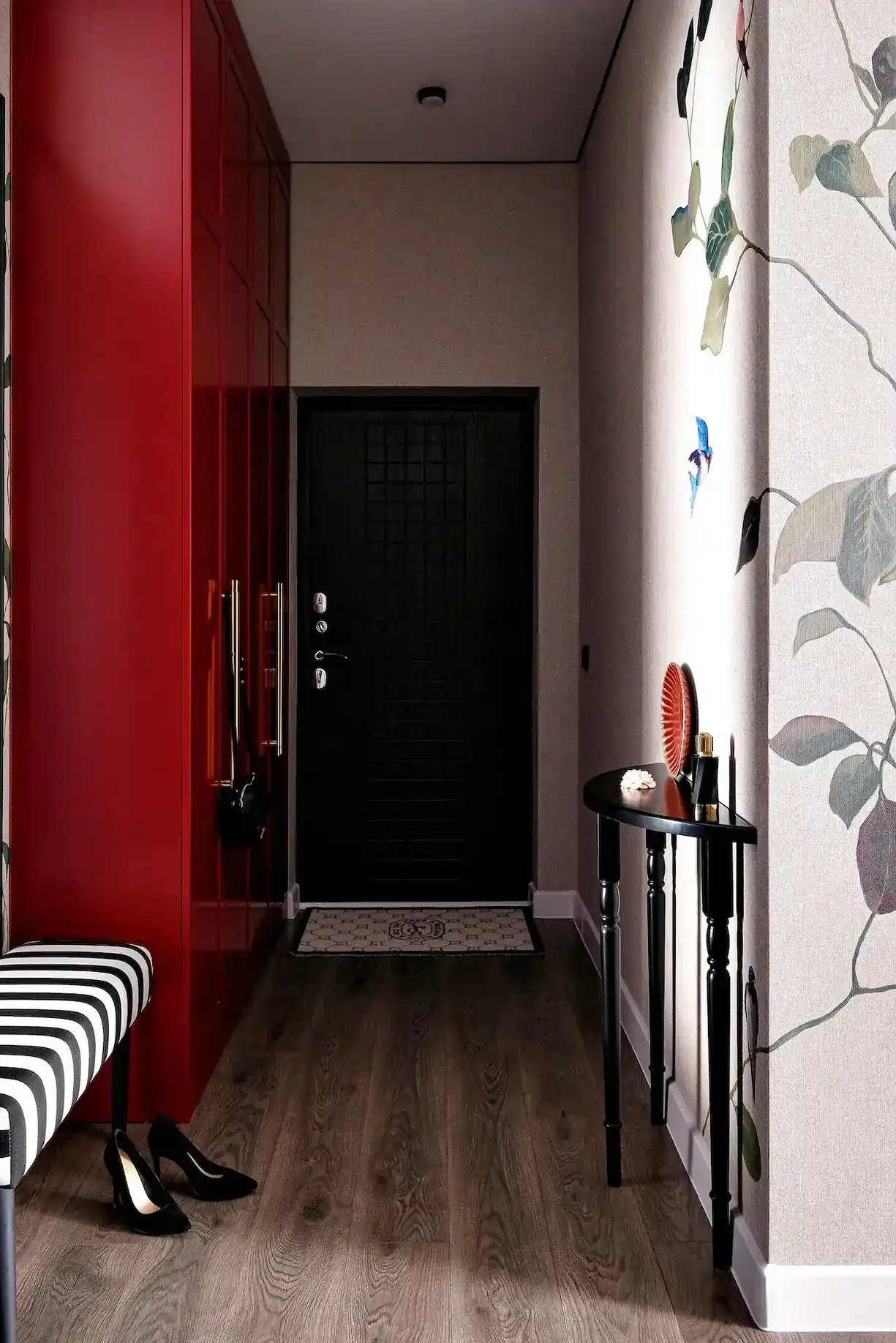 entrée banc rayé placard rouge appartement de 45m2 décoration maximaliste et colorée entrée banc rayé placard rouge appartement de 45m2 décoration maximaliste et colorée