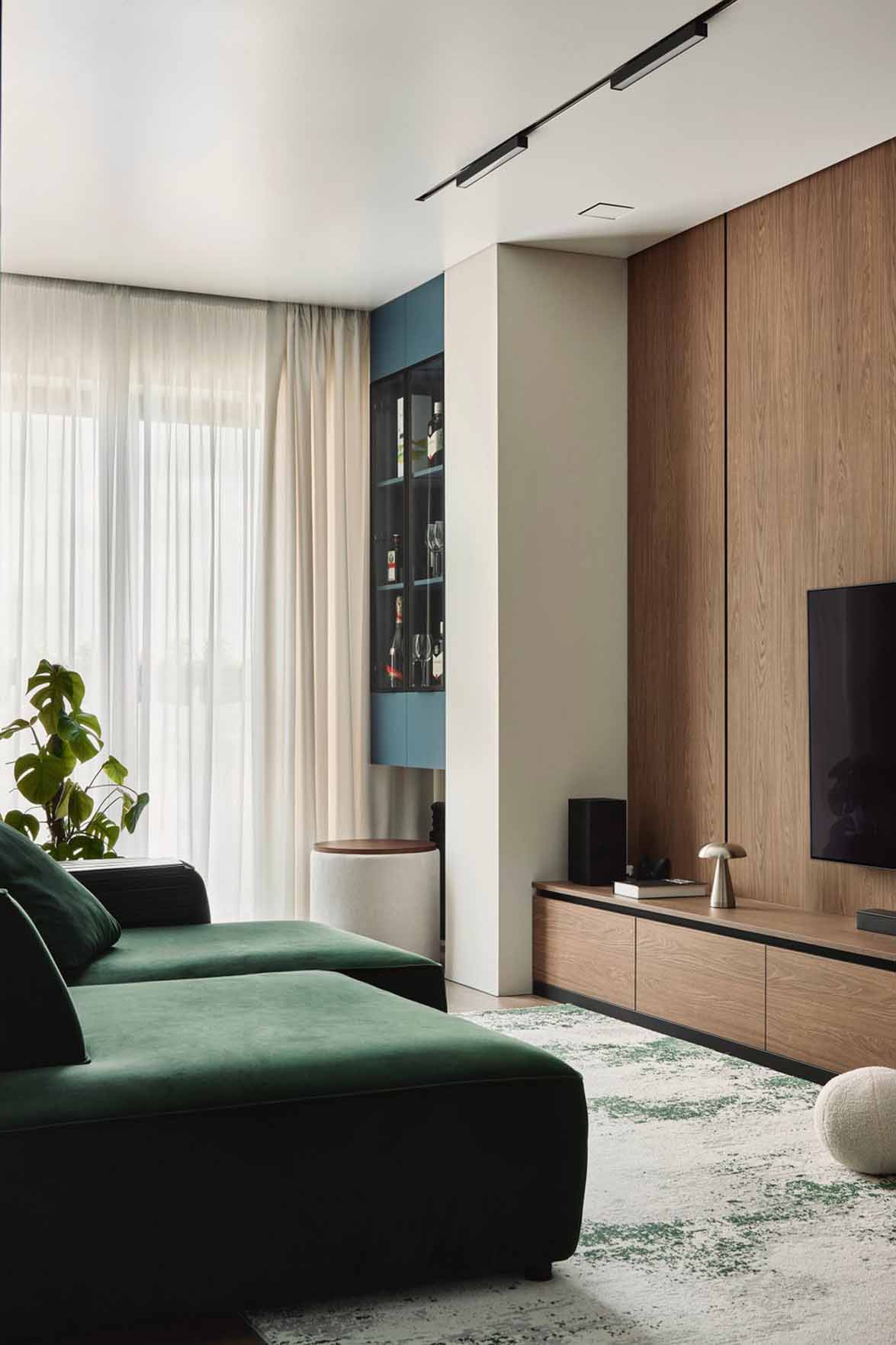 salon avec canapé vert en velours appartement 105m2 décoration contemporaine salon avec canapé vert en velours appartement 105m2 décoration contemporaine