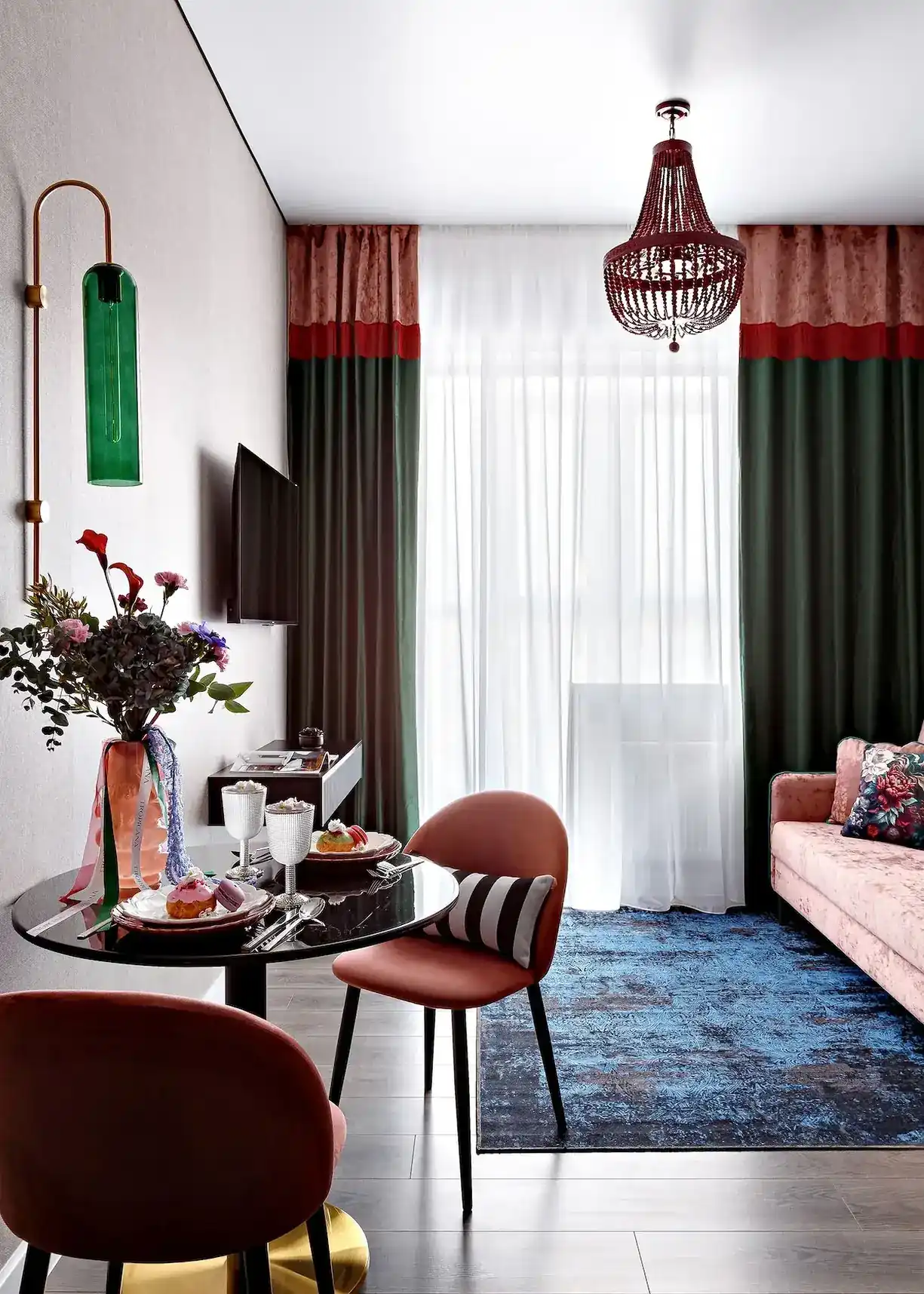 salon et petite salle à manger appartement de 45m2 décoration maximaliste et colorée salon et petite salle à manger appartement de 45m2 décoration maximaliste et colorée