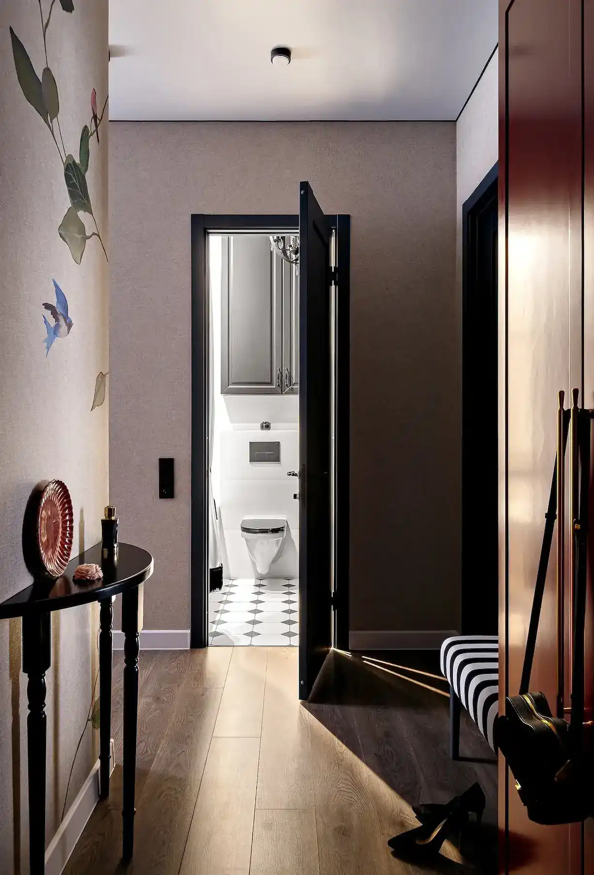 entrée banc rayé placard rouge appartement de 45m2 décoration maximaliste et colorée entrée banc rayé placard rouge appartement de 45m2 décoration maximaliste et colorée