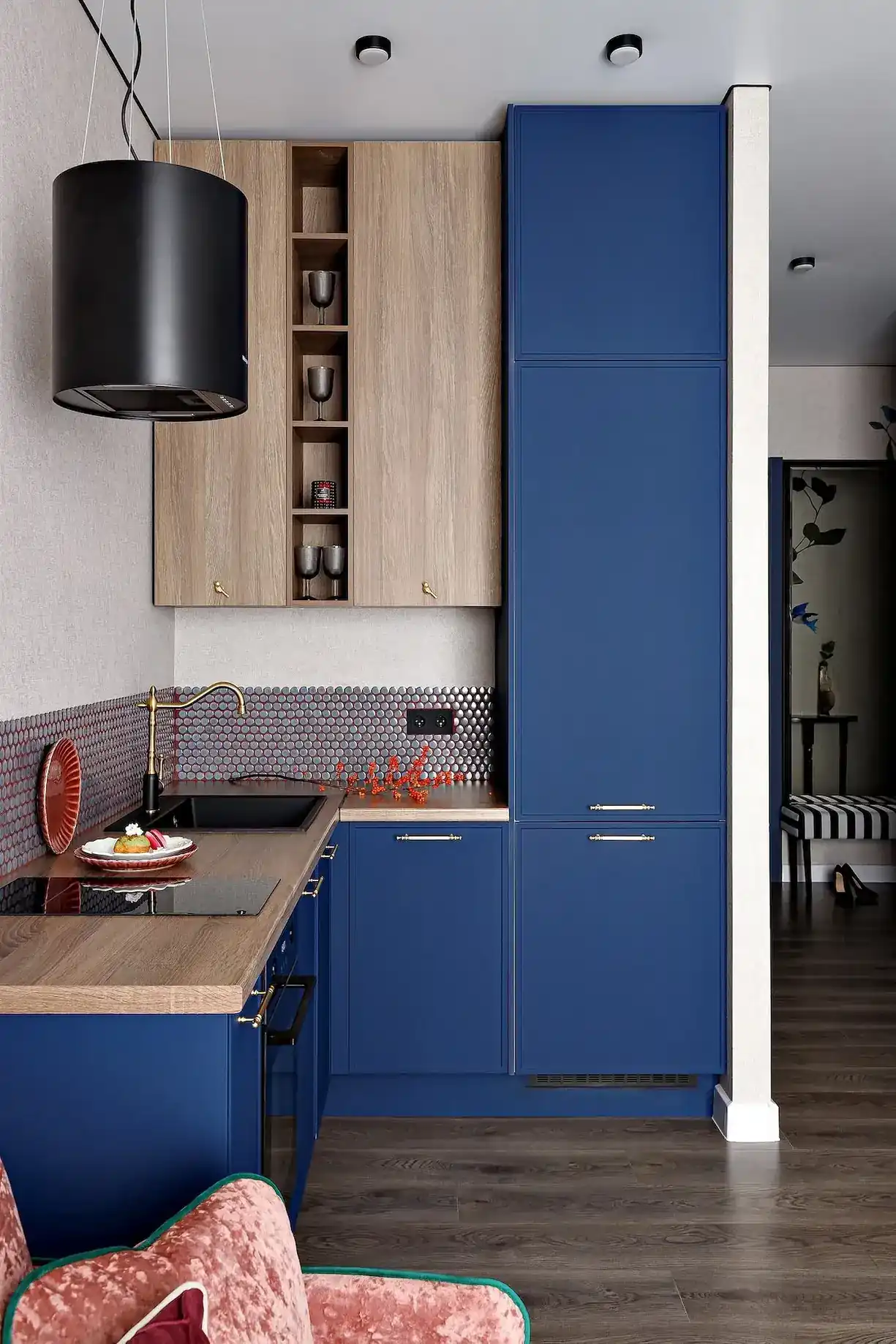 cuisine ouverte bleue et bois appartement de 45m2 décoration maximaliste et colorée cuisine ouverte bleue et bois appartement de 45m2 décoration maximaliste et colorée
