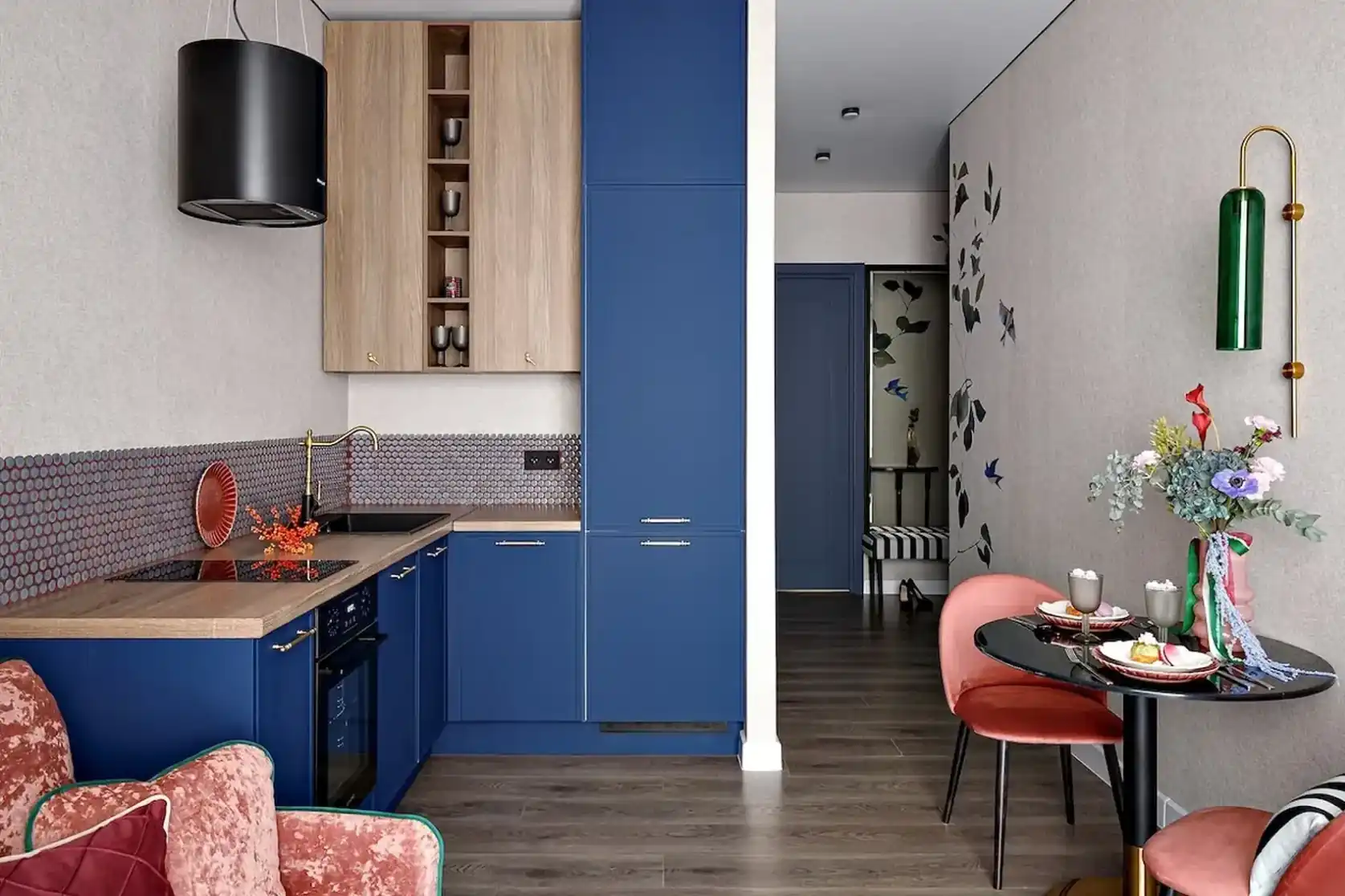 salon et cuisine ouverte bleue et bois appartement de 45m2 décoration maximaliste et colorée salon et cuisine ouverte bleue et bois appartement de 45m2 décoration maximaliste et colorée