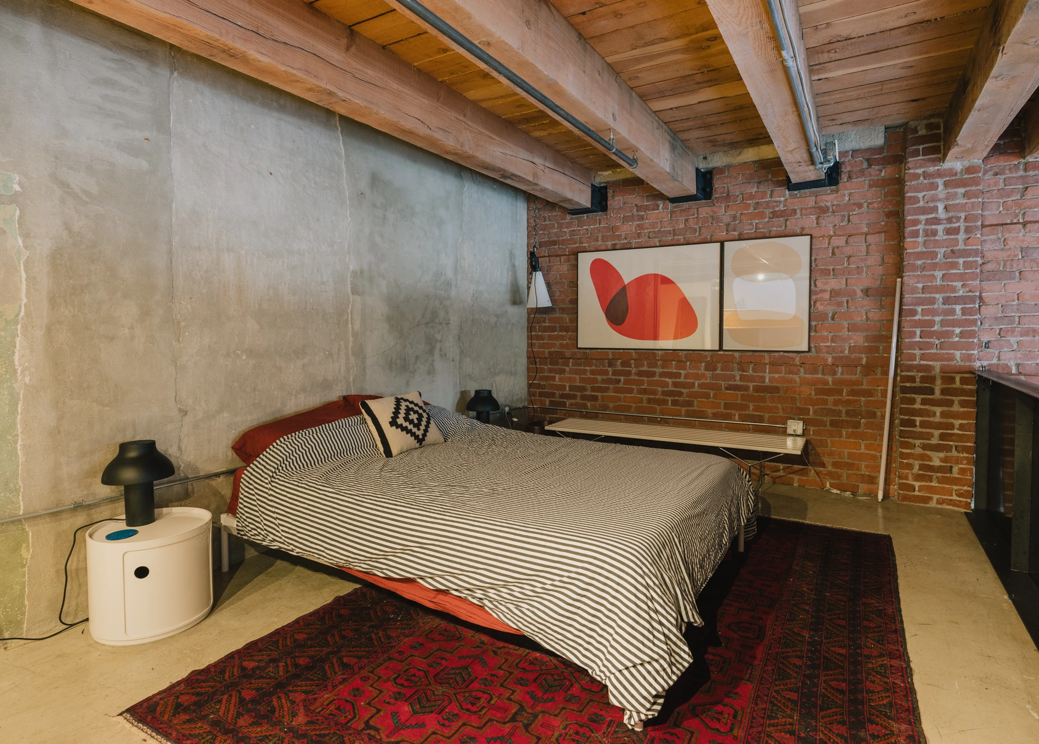 chambre appartement ancien à Vancouver type loft avec mur de briques anciennes décoration minimaliste