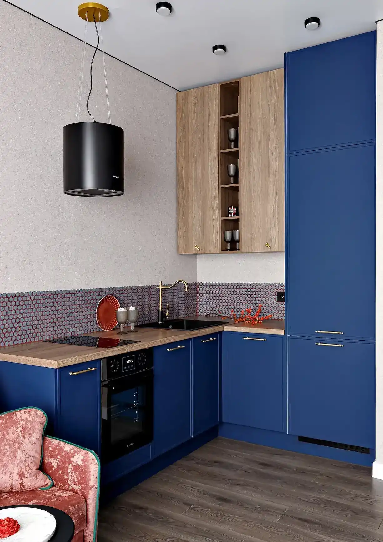 cuisine ouverte bleue et bois appartement de 45m2 décoration maximaliste et colorée cuisine ouverte bleue et bois appartement de 45m2 décoration maximaliste et colorée