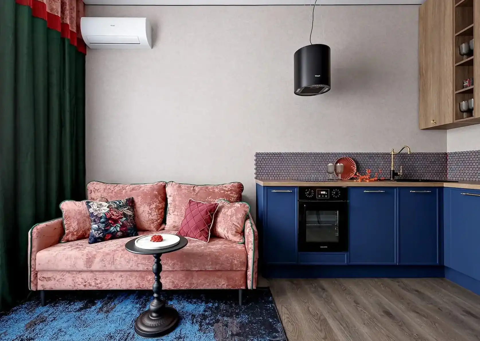 salon et cuisine ouverte bleue et bois appartement de 45m2 décoration maximaliste et colorée salon et cuisine ouverte bleue et bois appartement de 45m2 décoration maximaliste et colorée