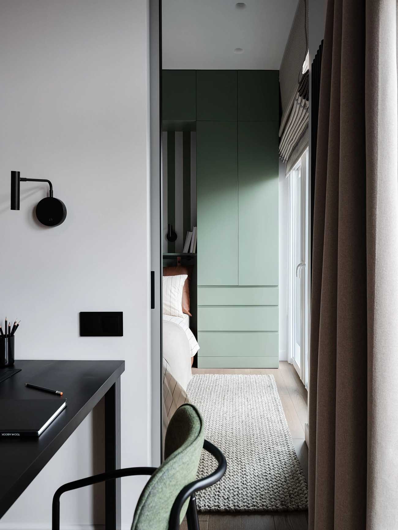 bureau pour le télétravail et chambre verte décoration design deux-pièces 55m2