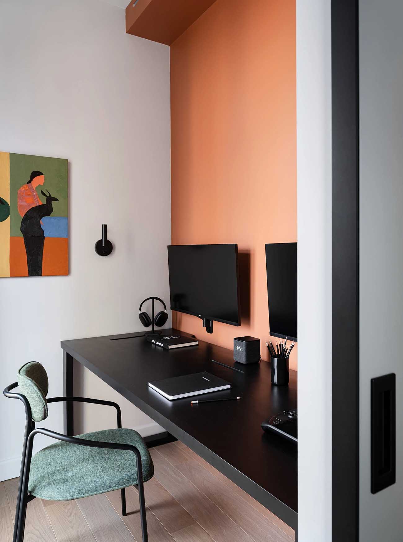 bureau pour le télétravail mur orange décoration design deux-pièces 55m2