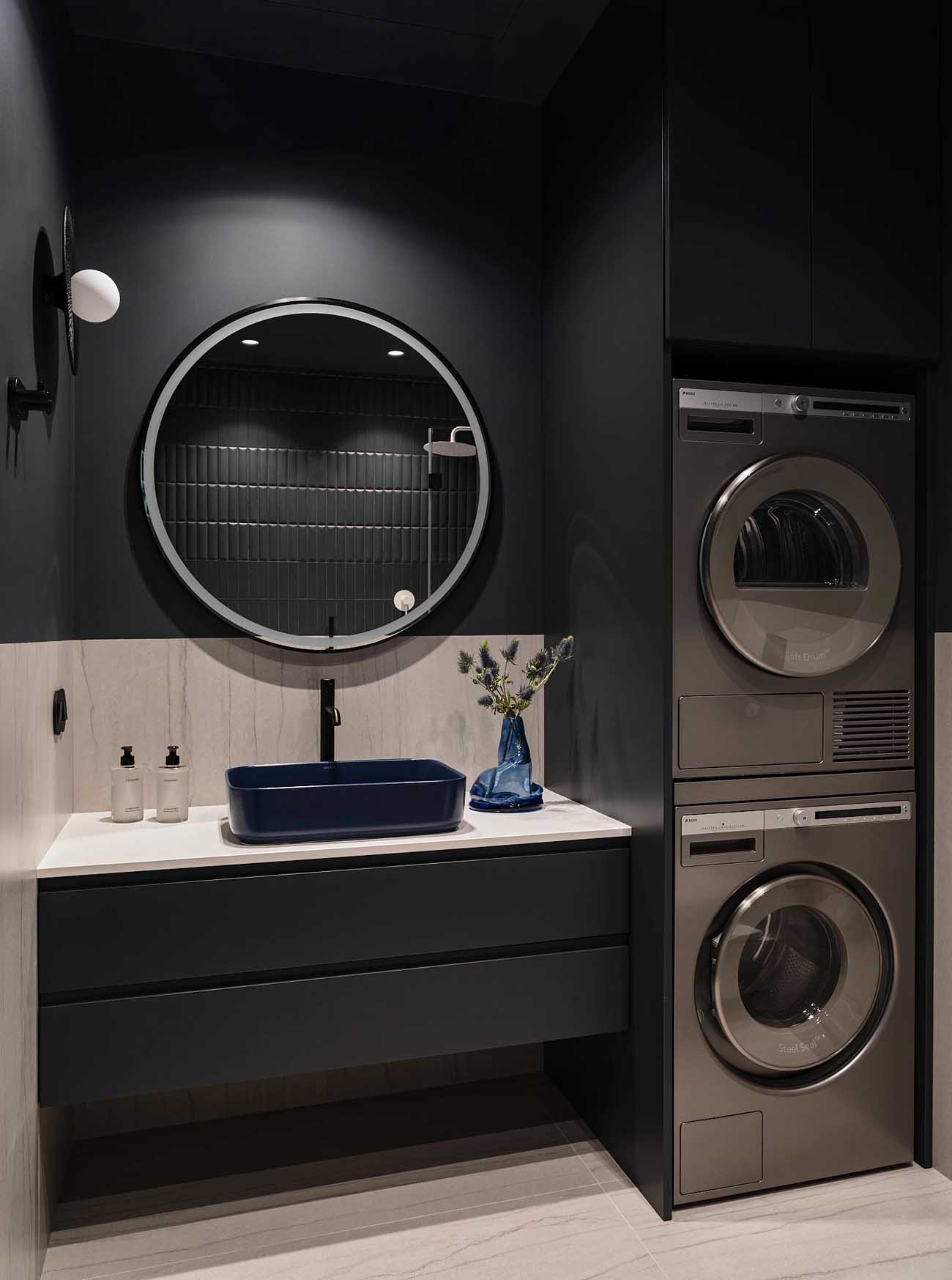 salle de bain marbre beige et noire décoration design deux-pièces 55m2