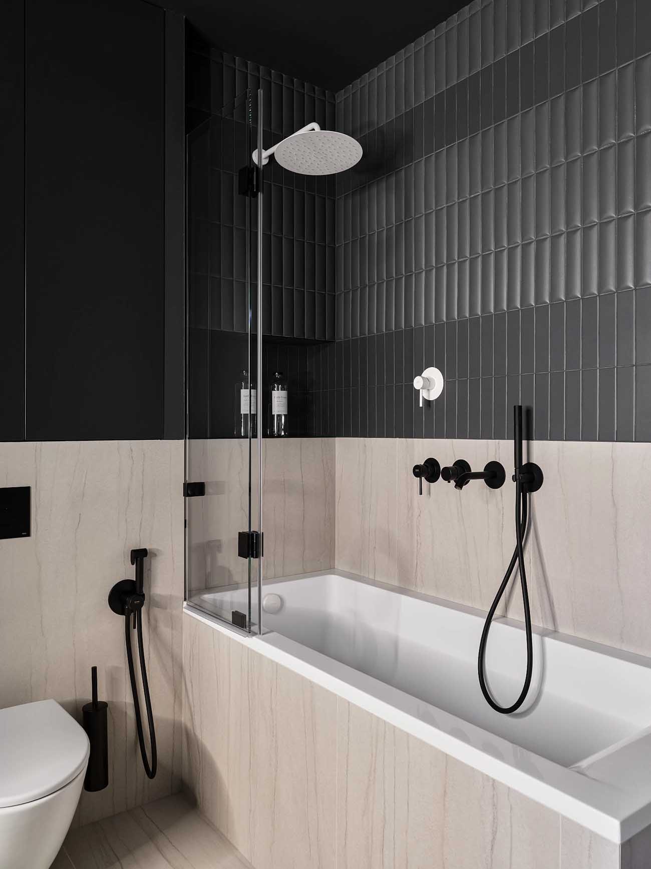 salle de bain marbre beige et carrelage noir décoration design deux-pièces 55m2