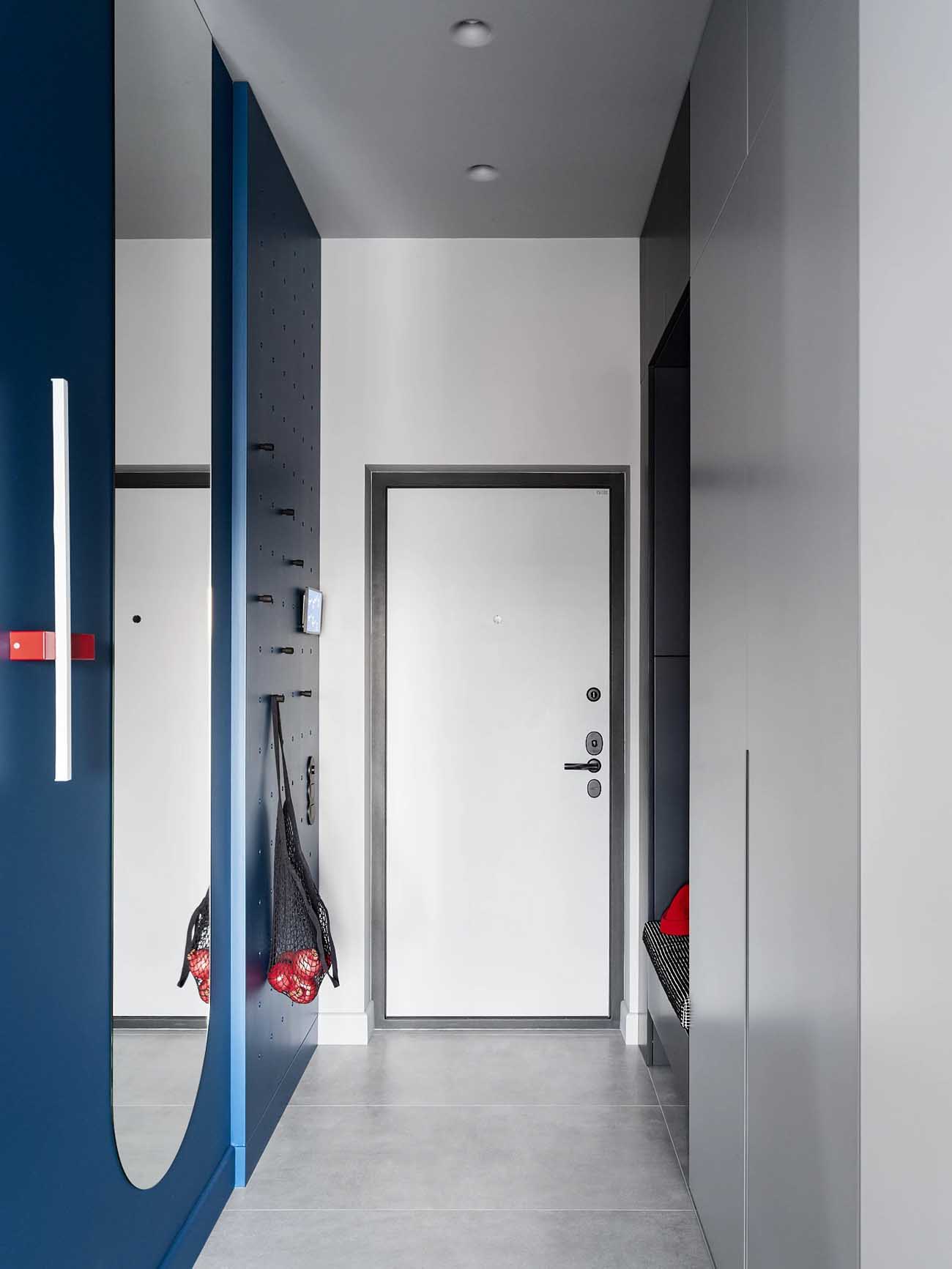 entrée avec meuble banc sur mesure et grand miroir 