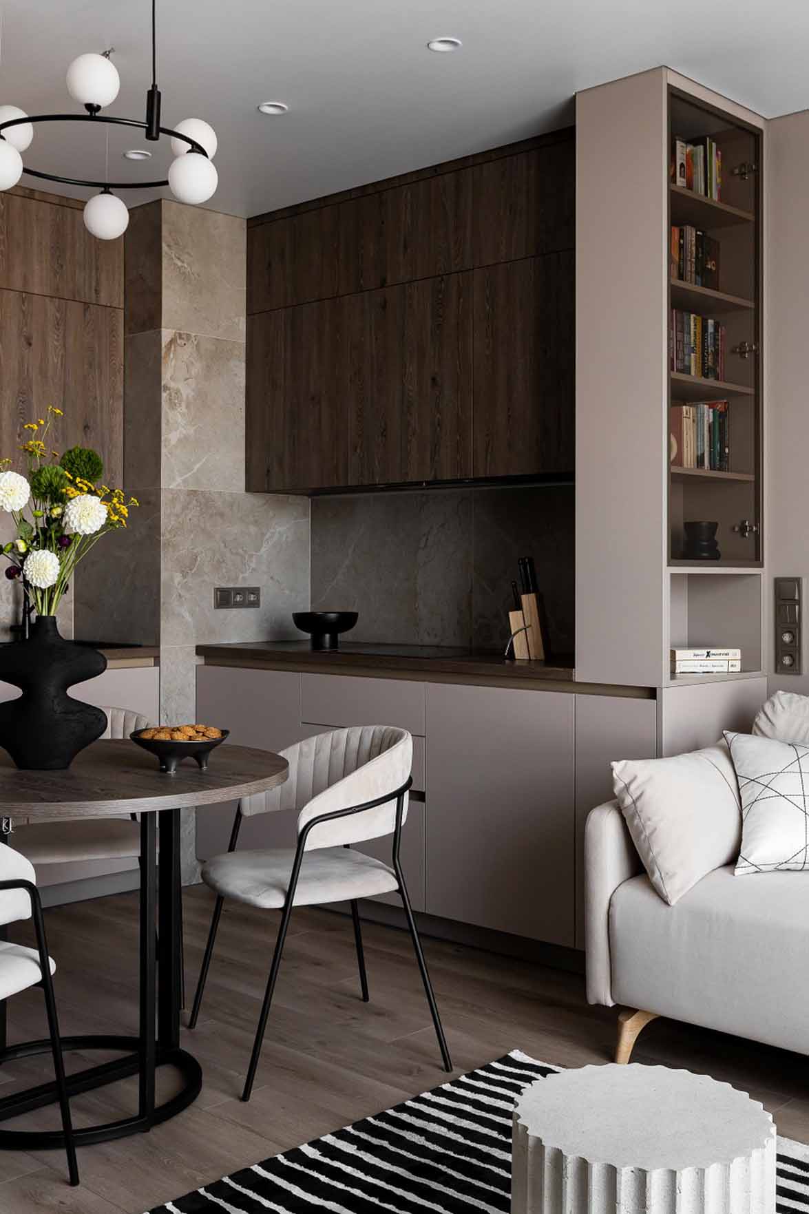 cuisine ouverte et salon avec canapé blanc et tapis noir et blanc appartement de 60m2 neutre