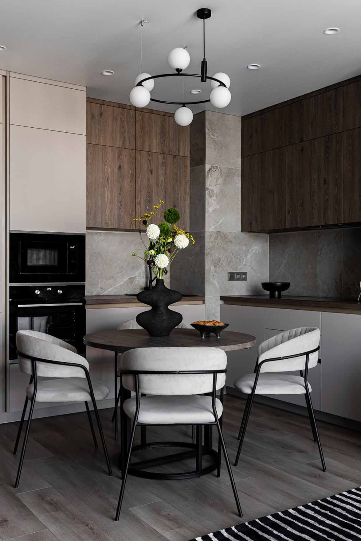 cuisine ouverte et coin repas tapis noir et blanc appartement de 60m2 neutre