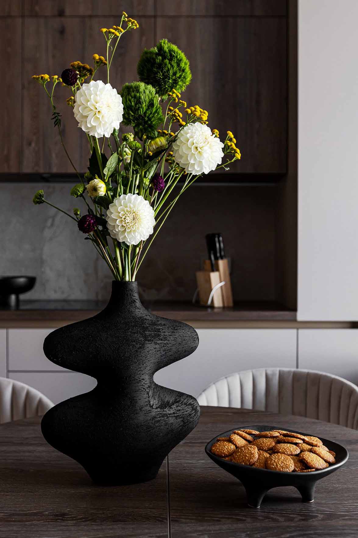 bouquet de fleurs sur table ronde