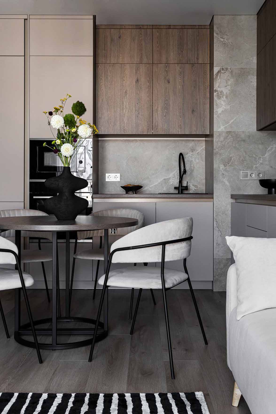 cuisine ouverte et salon avec canapé blanc et tapis noir et blanc appartement de 60m2 neutre