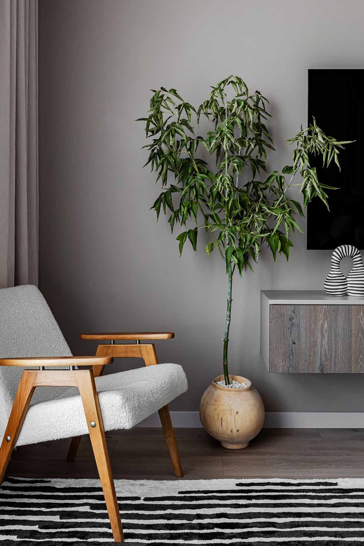 salon avec canapé blanc et tapis noir et blanc appartement de 60m2 neutre
