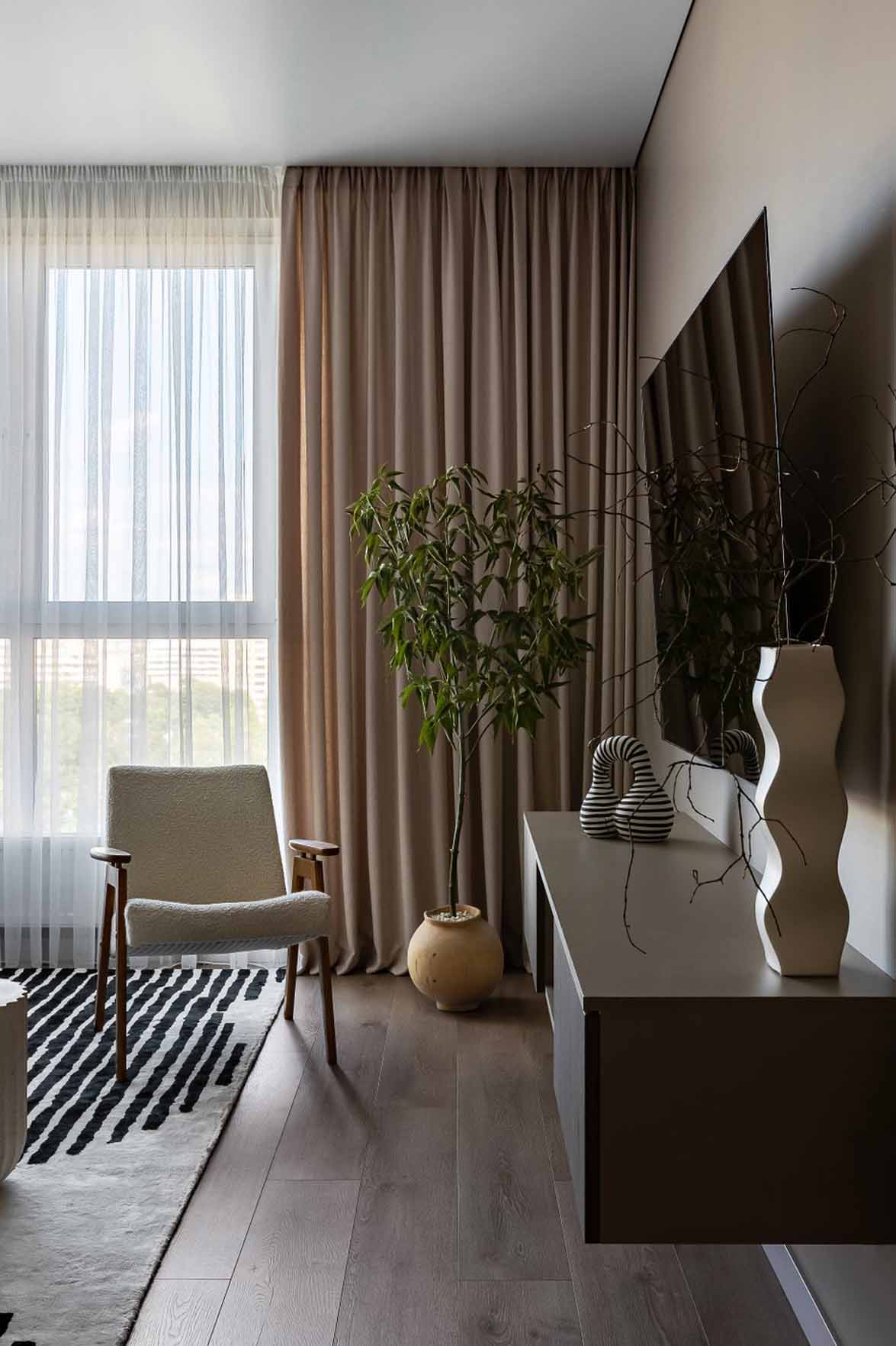 salon avec canapé blanc et tapis noir et blanc appartement de 60m2 neutre