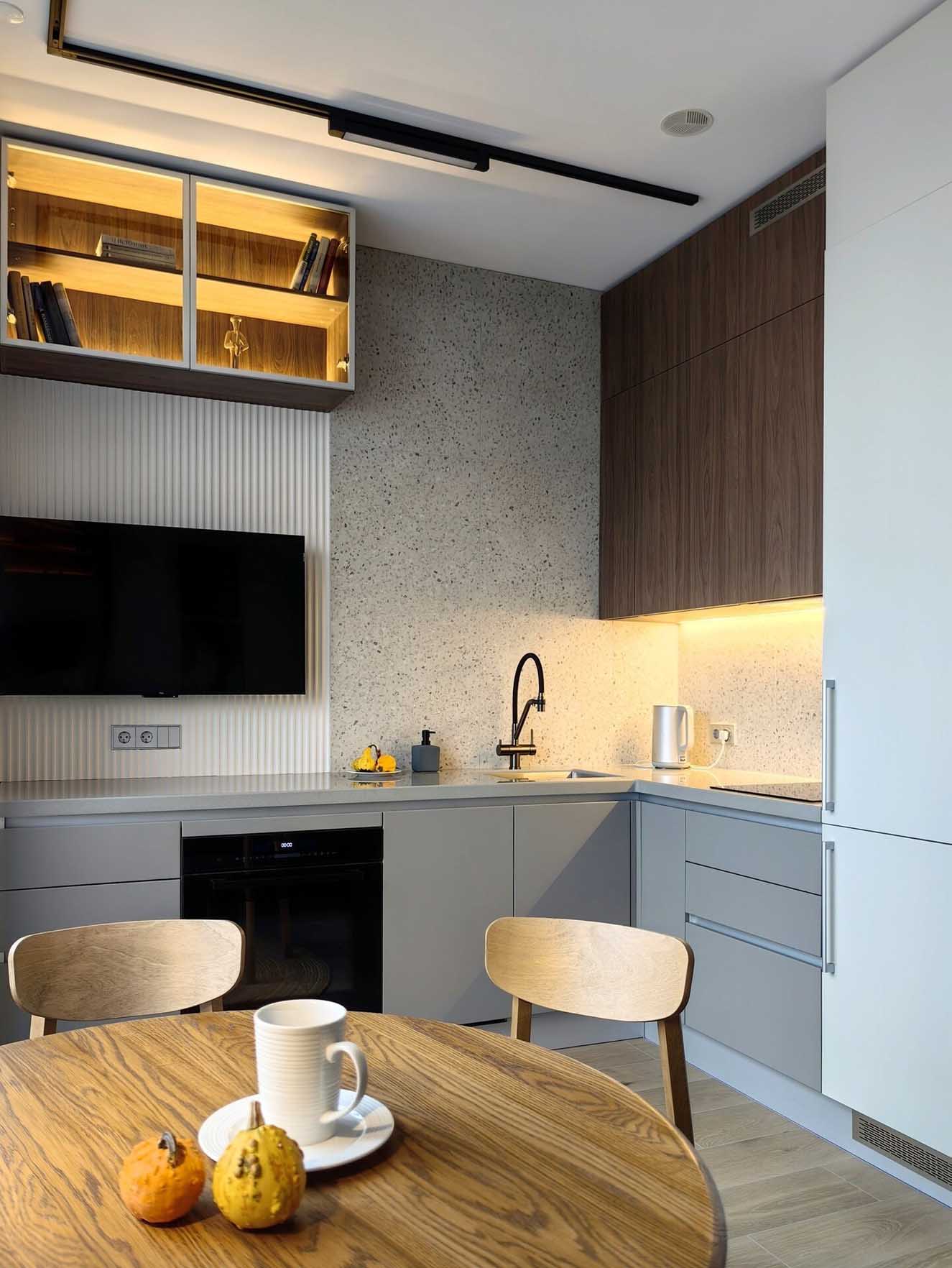 salle à manger et cuisine cappuccino et noyer décoration contemporaine deux-pièces 34m2
