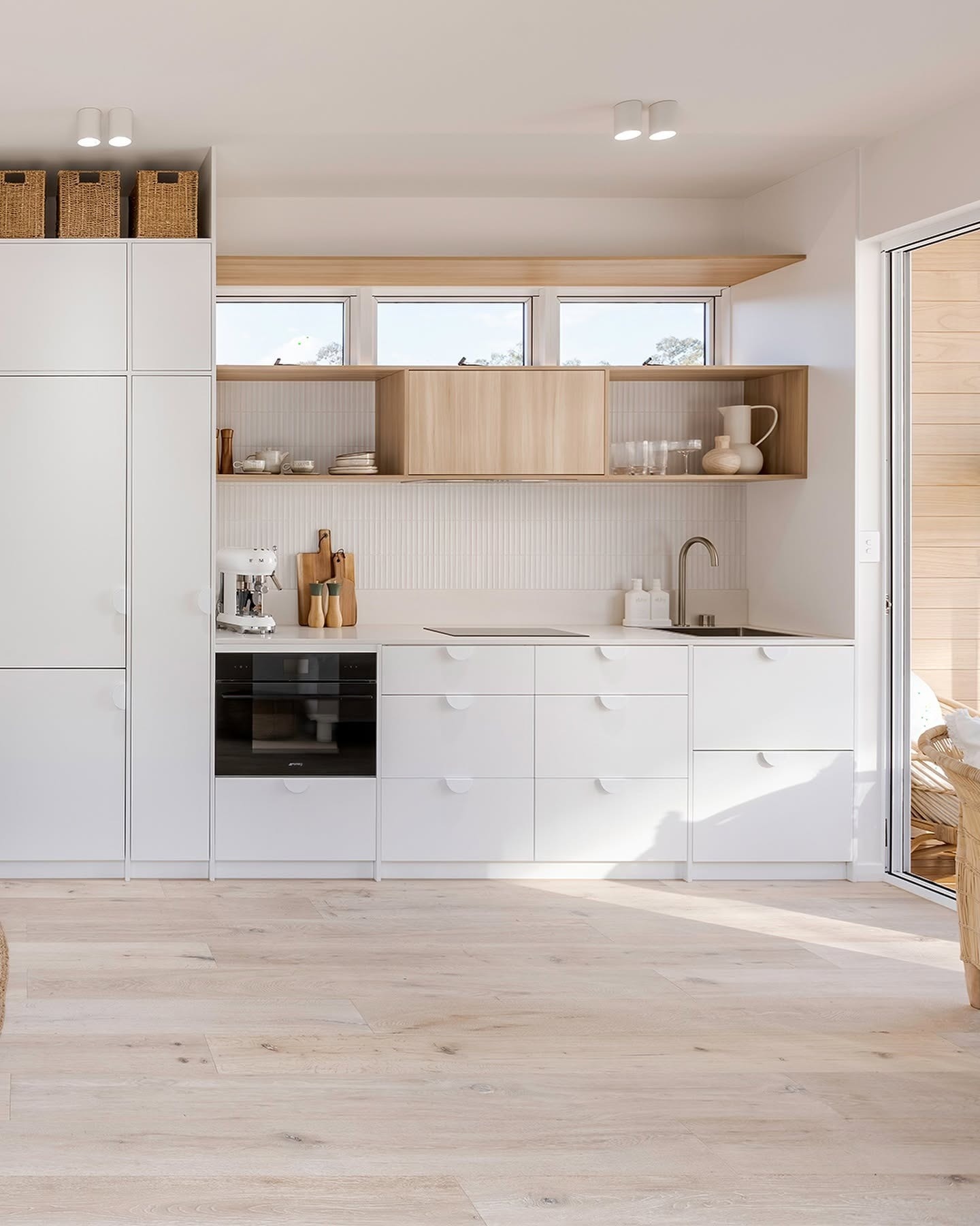 cuisine décoration blanche et bois petite maison 56m2 Whitsunday par Arcopod cuisine décoration blanche et bois petite maison 56m2 Whitsunday par Arcopod
