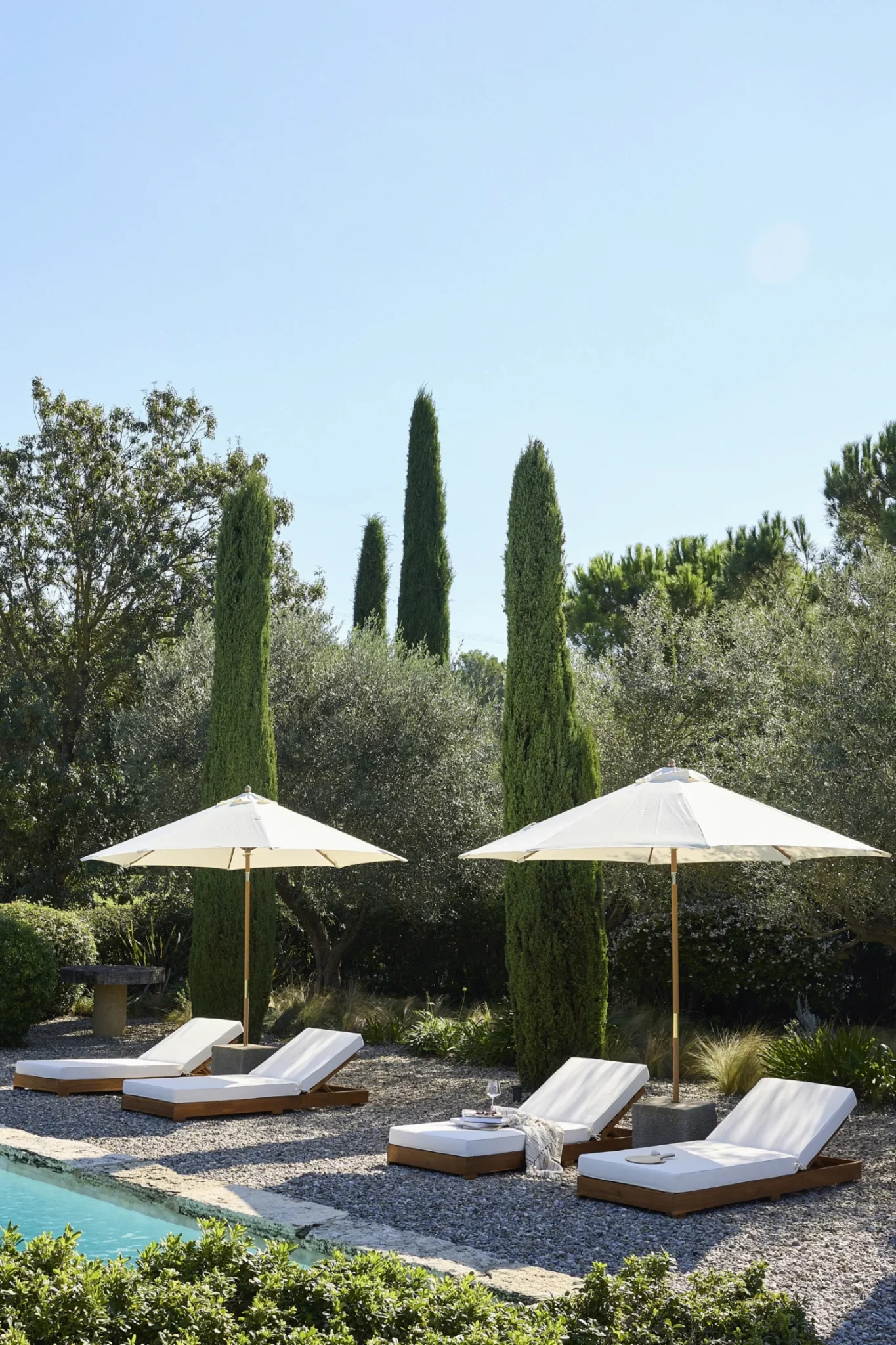 jardin avec cyprès et piscine catalogue Outdoor Maisons du Monde 2026