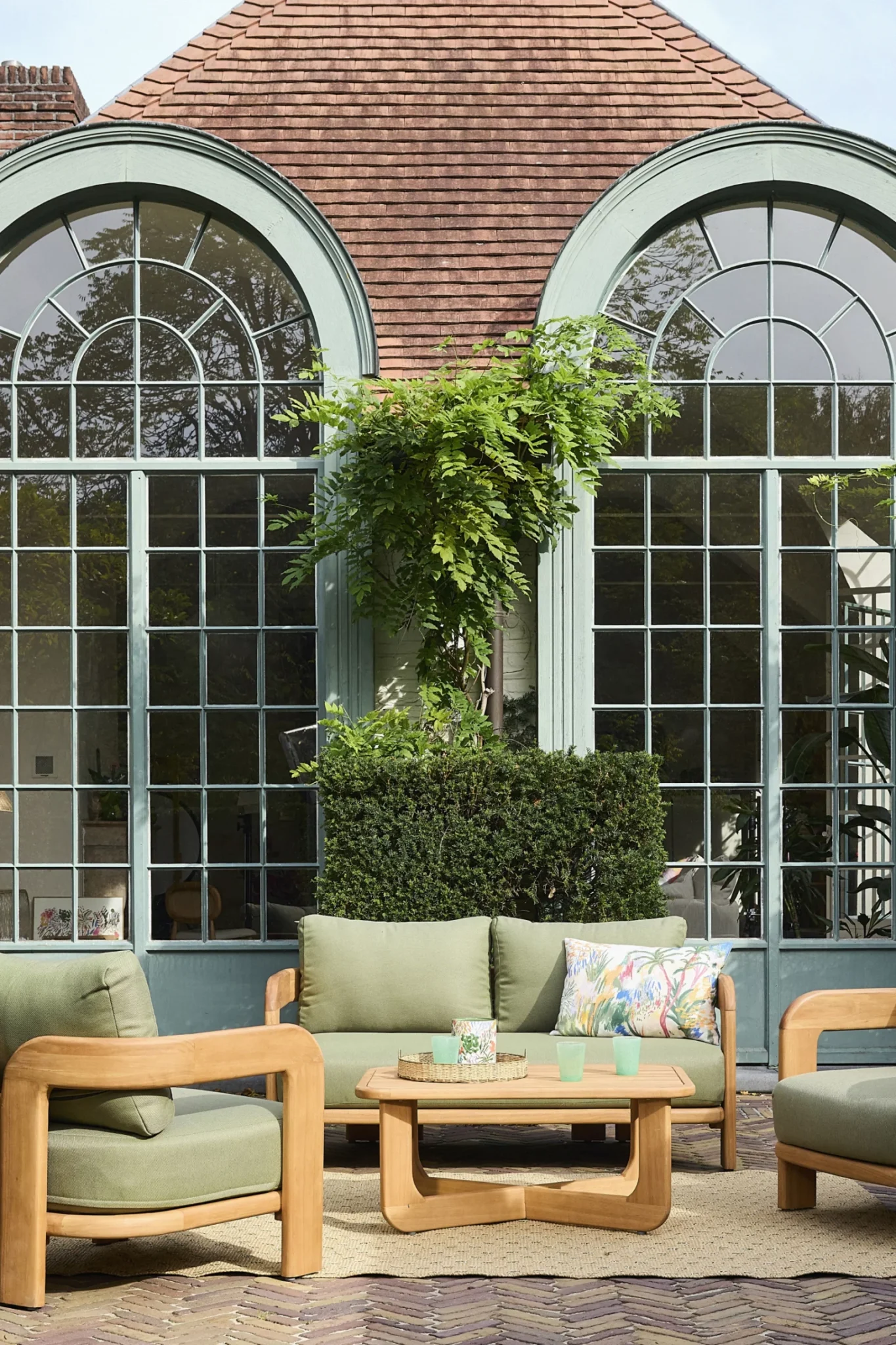 maison avec fenêtres cintrées catalogue Outdoor Maisons du Monde 2026