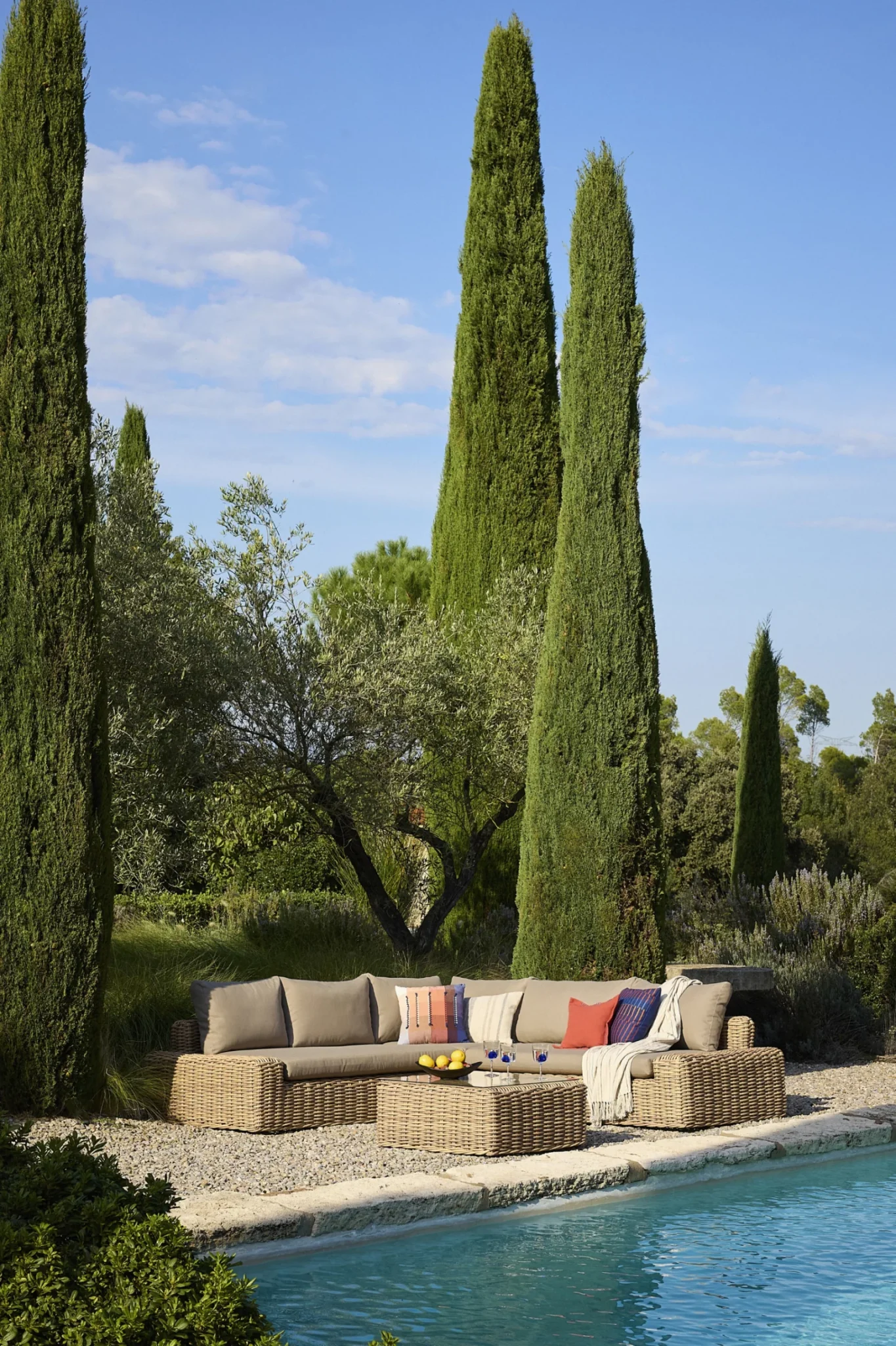 jardin avec cyprès et piscine catalogue Outdoor Maisons du Monde 2026