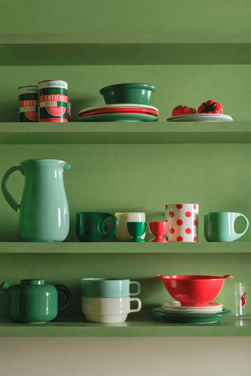 étagère verte avec vaisselle rouge verte et blanche étagère verte avec vaisselle rouge verte et blanche