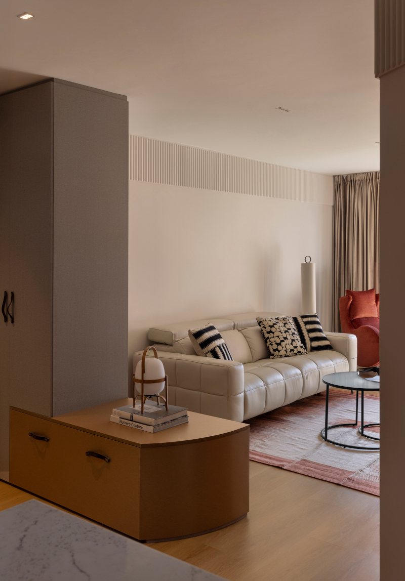 salon canapé cuir beige décoration contemporaine appartement rénové 70m2 salon canapé cuir beige décoration contemporaine appartement rénové 70m2