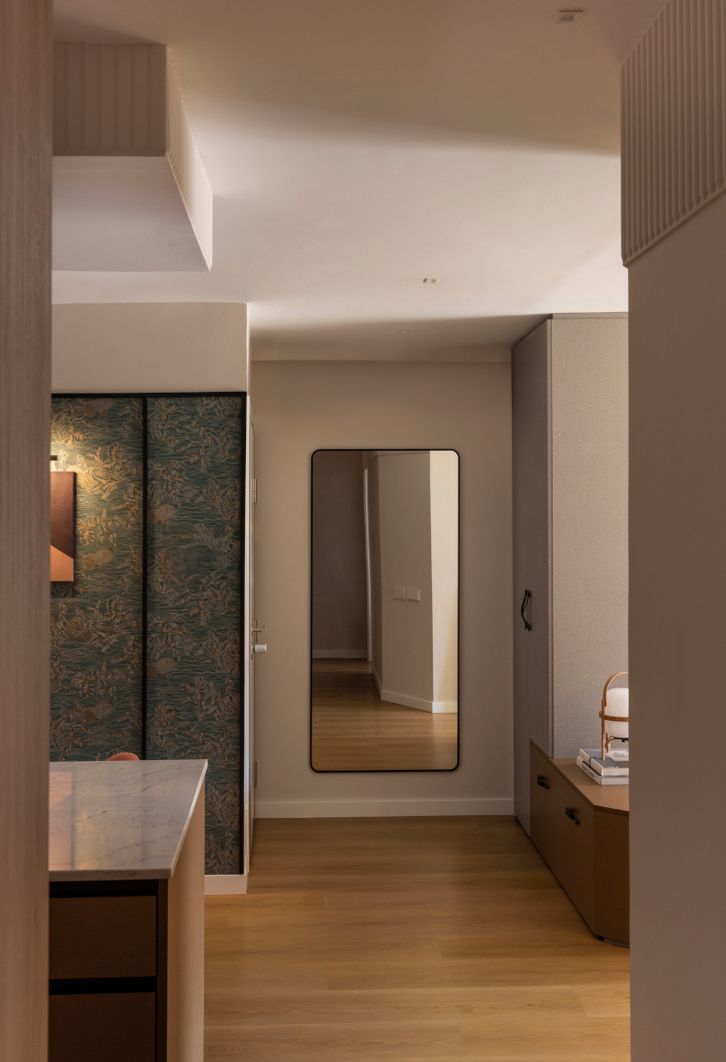 entrée avec miroir dressing sur mesure et banc décoration contemporaine appartement rénové 70m2 entrée avec miroir dressing sur mesure et banc décoration contemporaine appartement rénové 70m2
