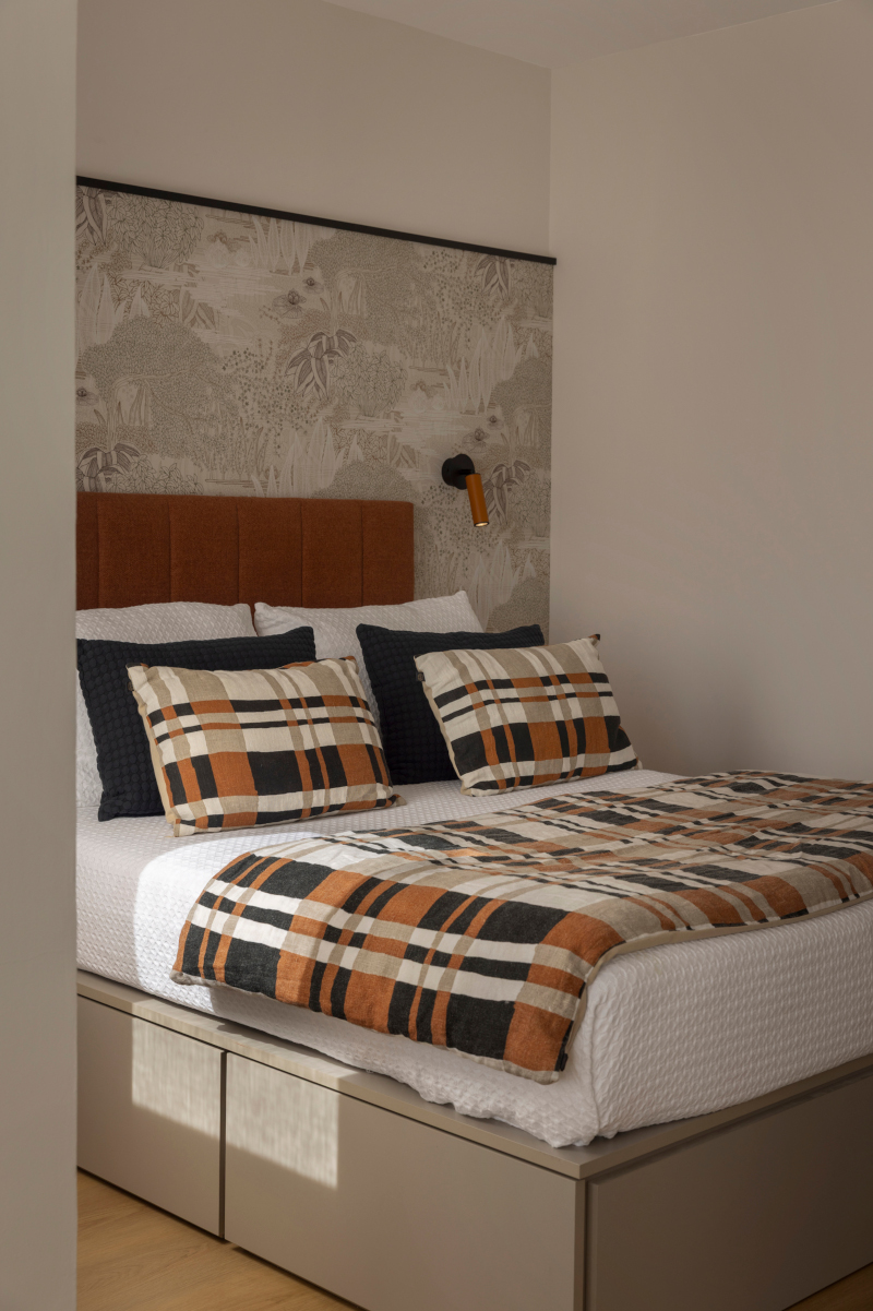 chambre tête de lit papier-peint décoration contemporaine appartement rénové 70m2 chambre tête de lit papier-peint décoration contemporaine appartement rénové 70m2