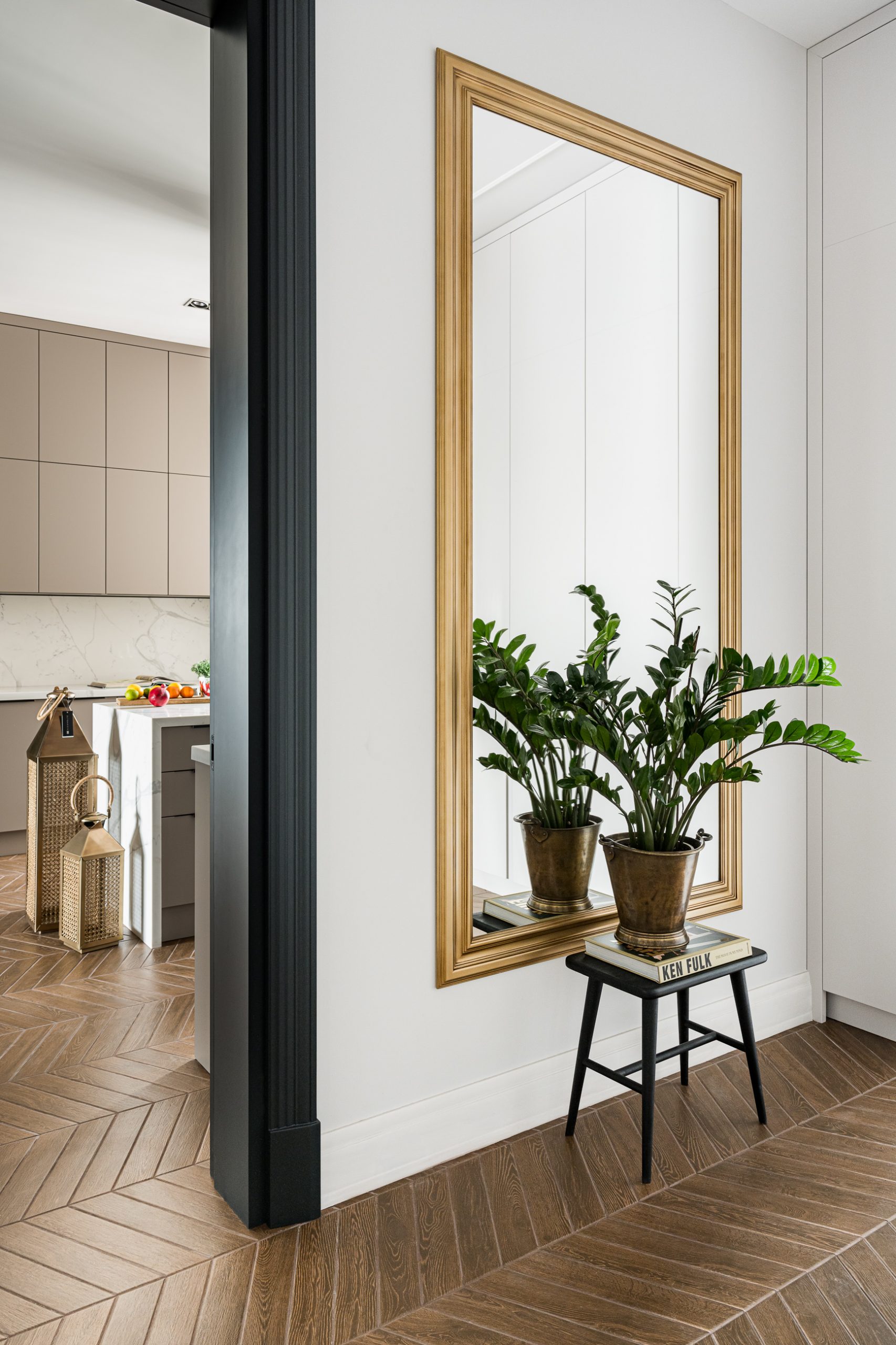 entrée avec miroir et parquet appartement décoration contemporaine