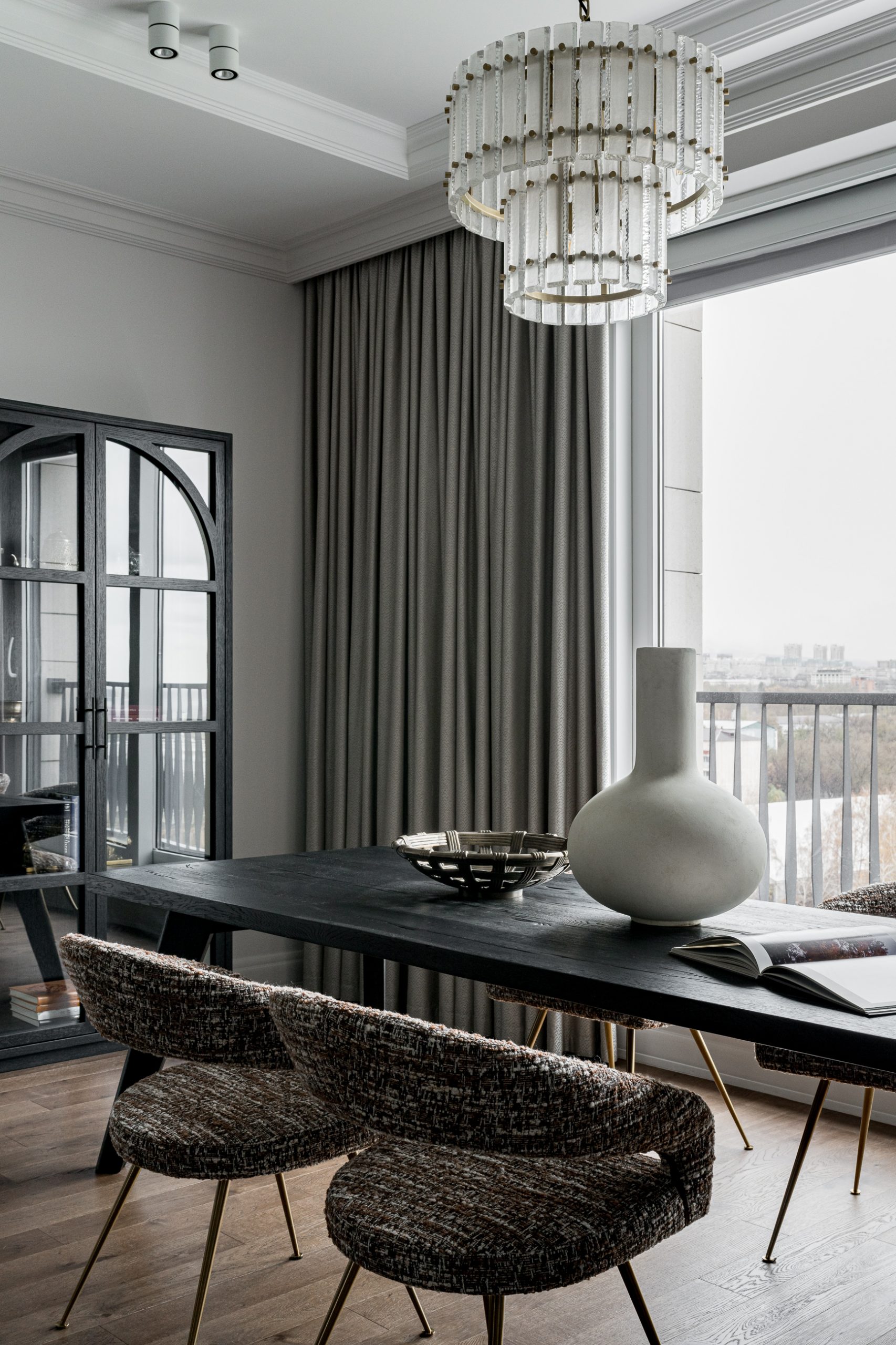 salle à manger portes vitrées noires appartement décoration contemporaine