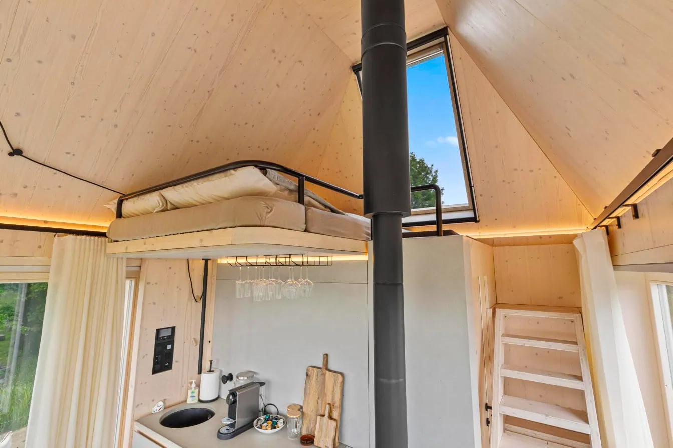 salon avec chambre en mezzanine mini maison de 20m2 Cabin Devín par Ark-Shelter salon avec chambre en mezzanine mini maison de 20m2 Cabin Devín par Ark-Shelter